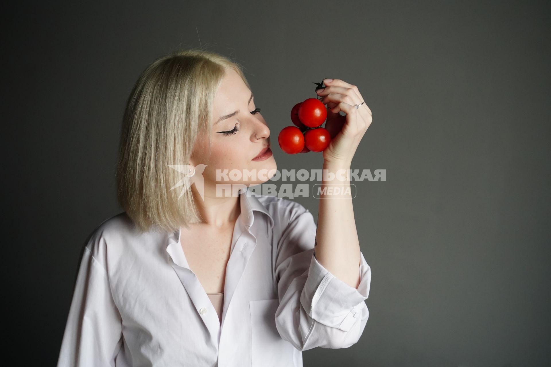 Девушка с  помидорами