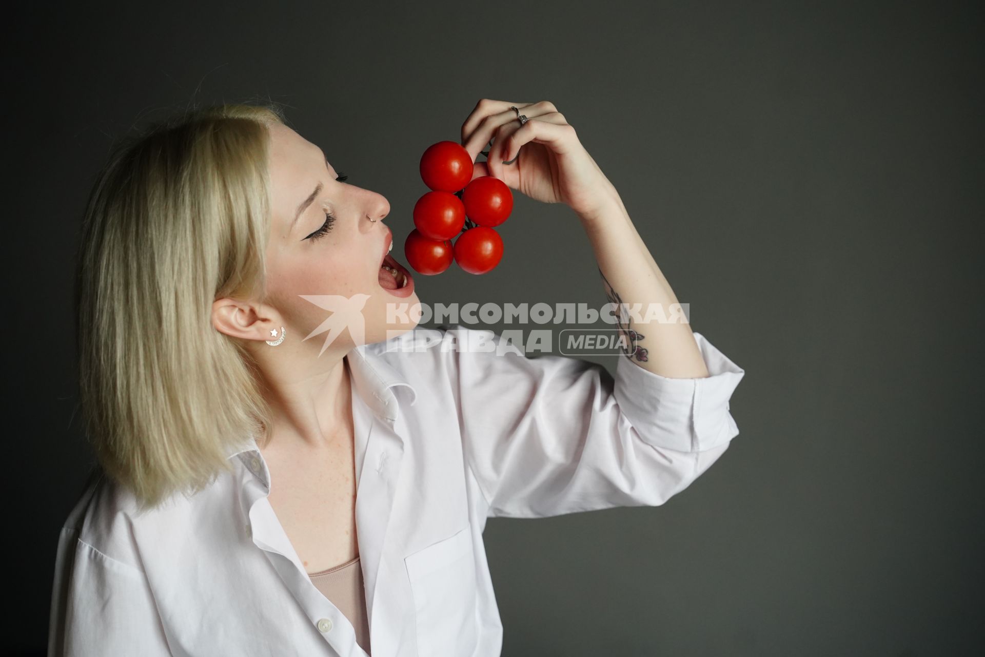 Девушка с помидорами