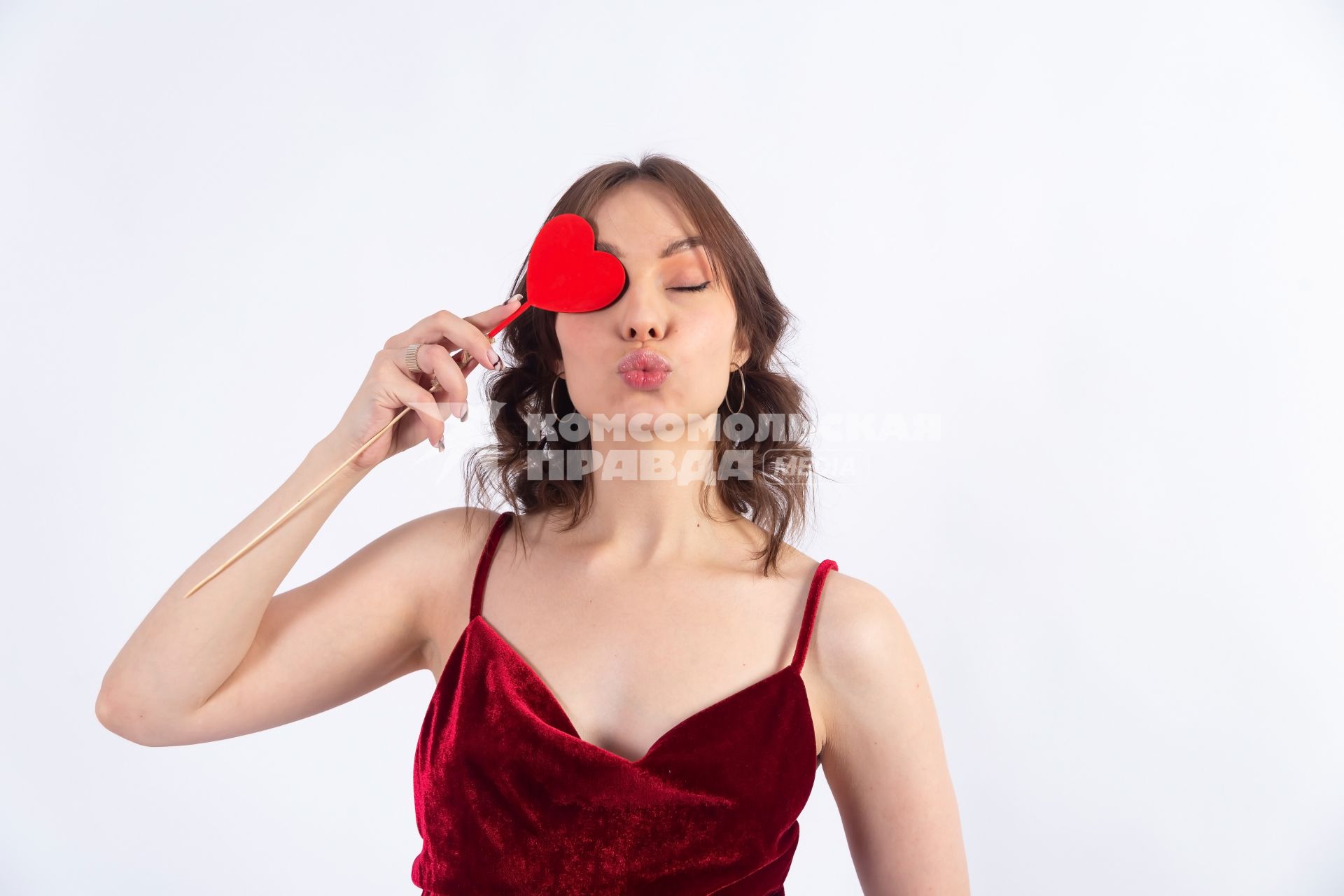 Девушка позирует с сердечком валентинкой