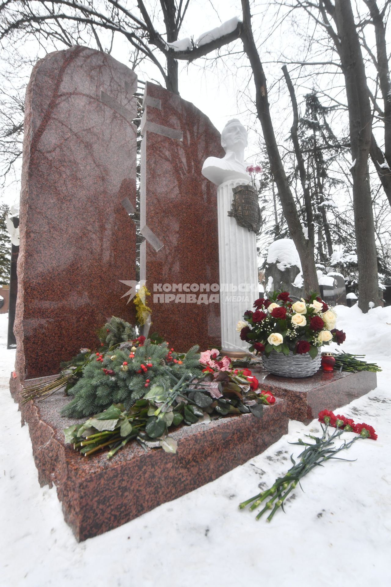 Памятник Василию Лановому в Москве