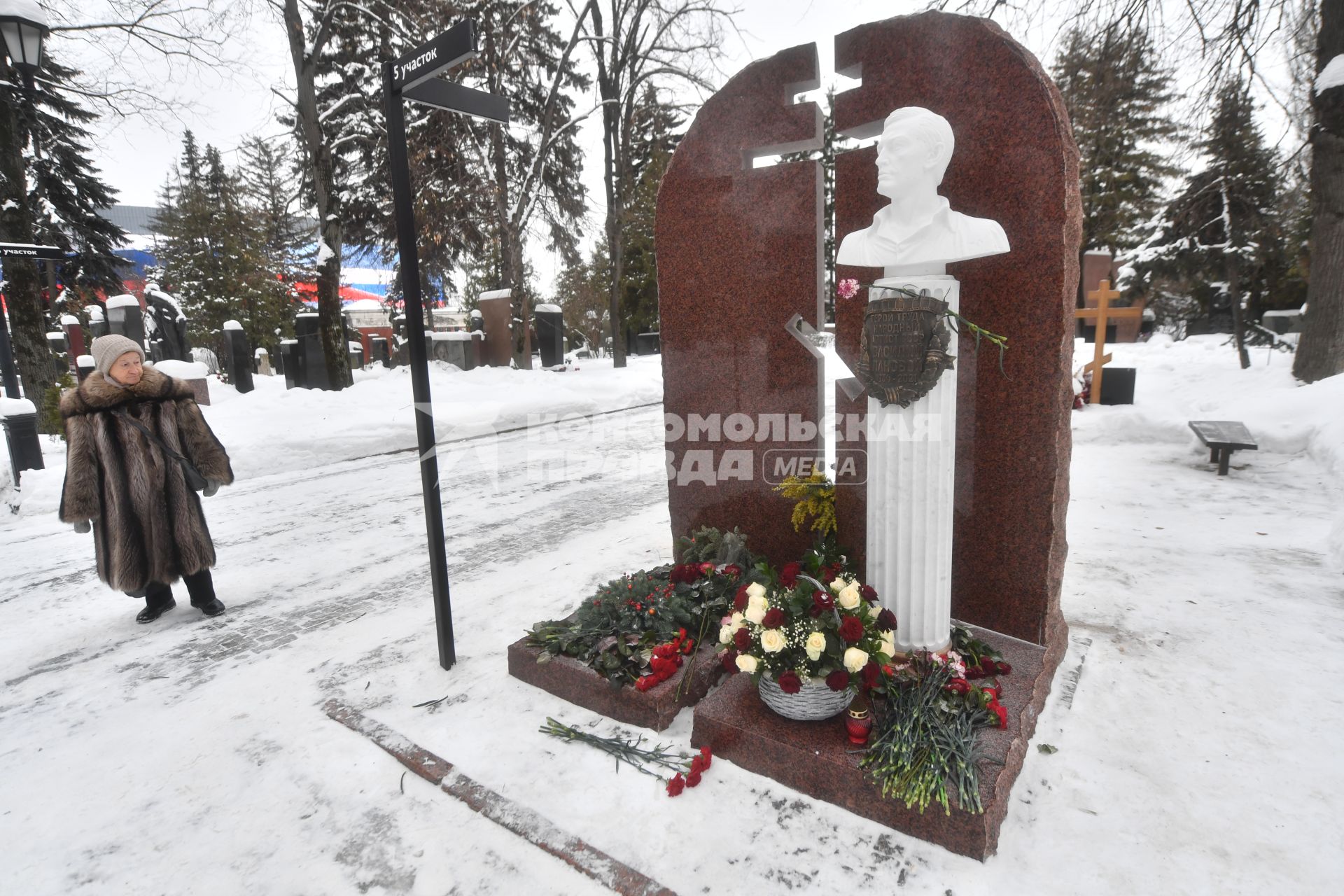 Памятник Василию Лановому в Москве