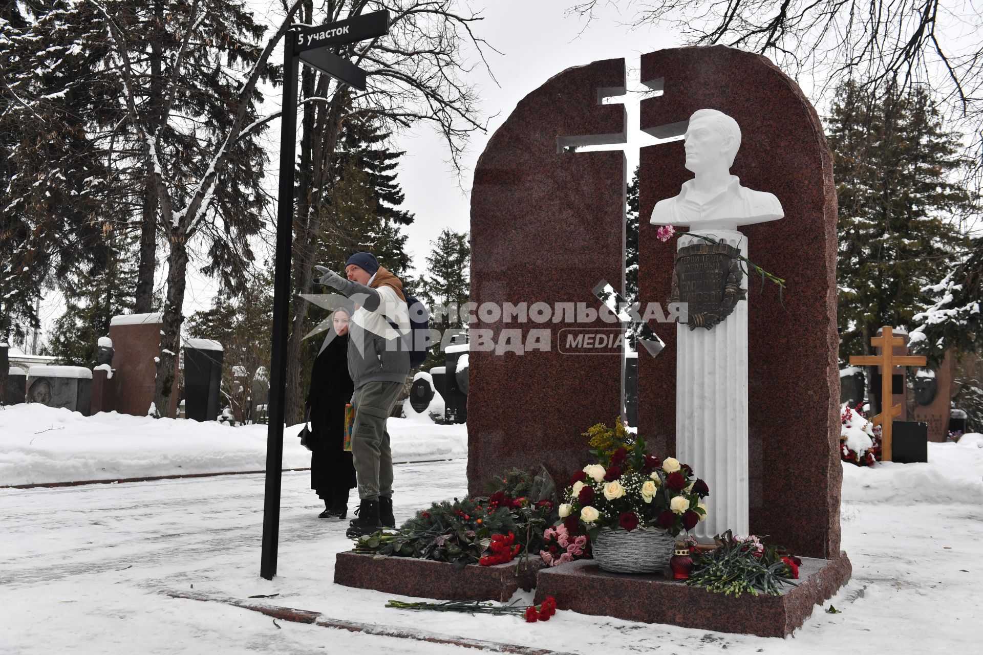 Памятник Василию Лановому в Москве