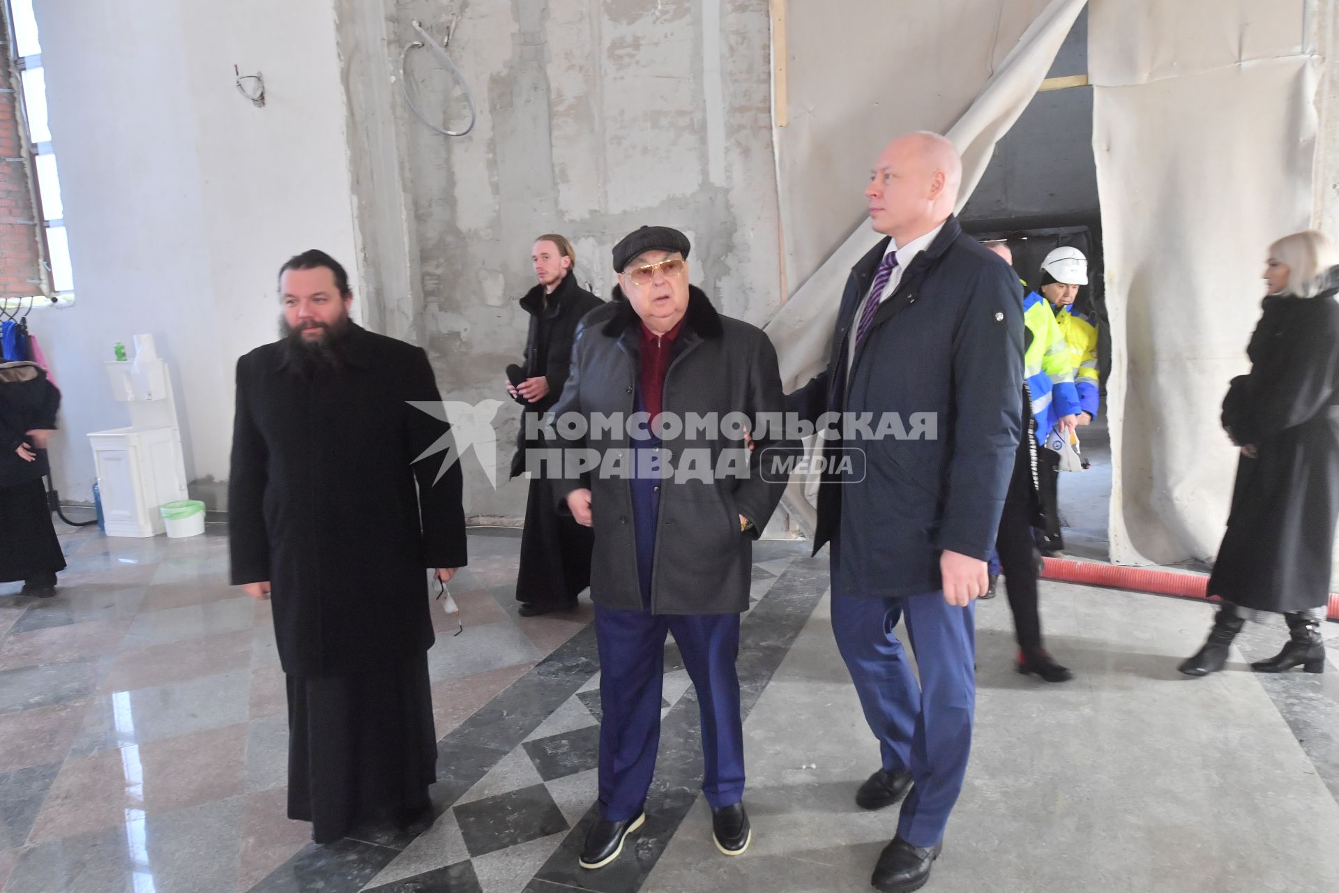 Владимир Ресин во время посещения храма Успения Пресвятой Богородицы