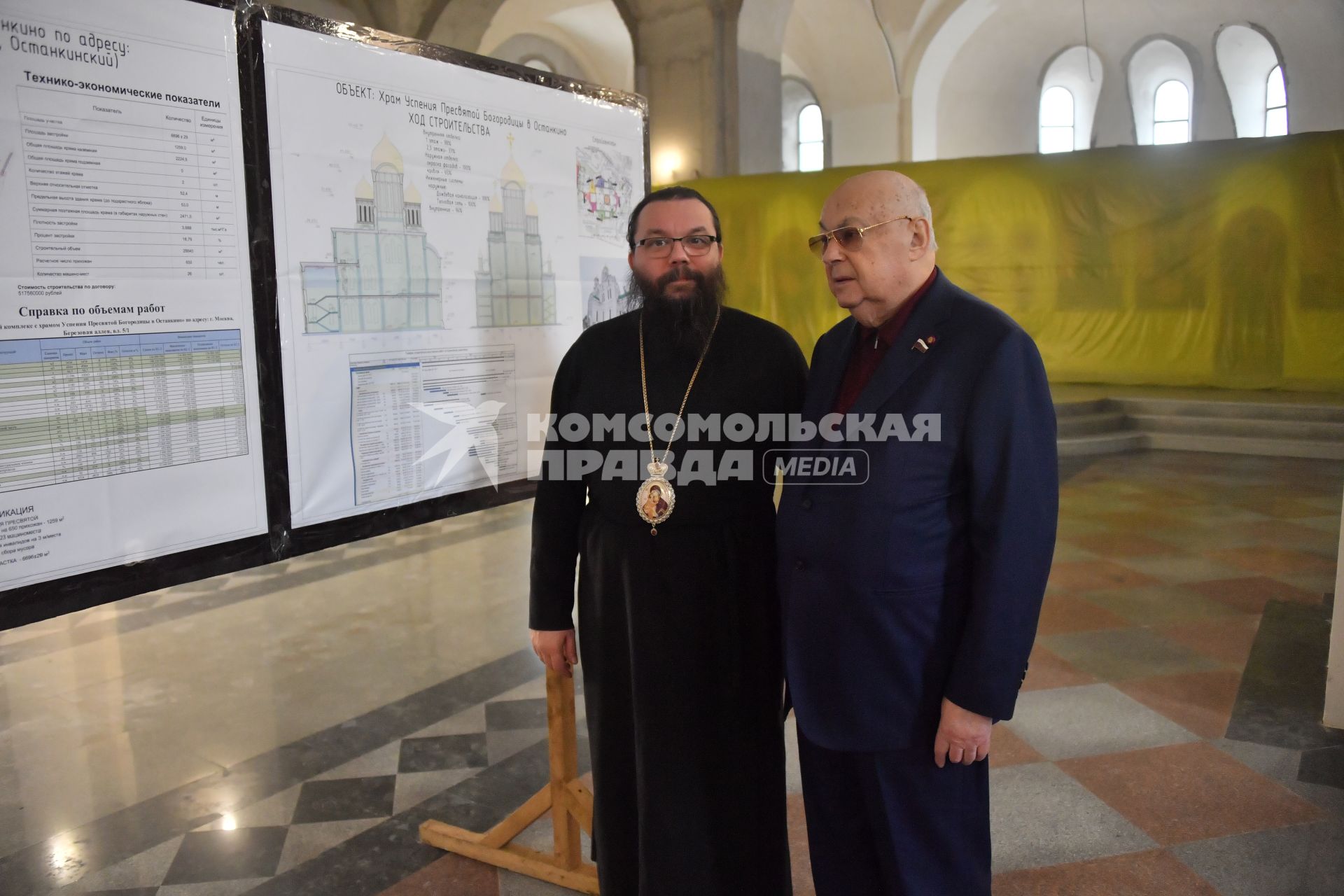 Владимир Ресин во время посещения храма Успения Пресвятой Богородицы