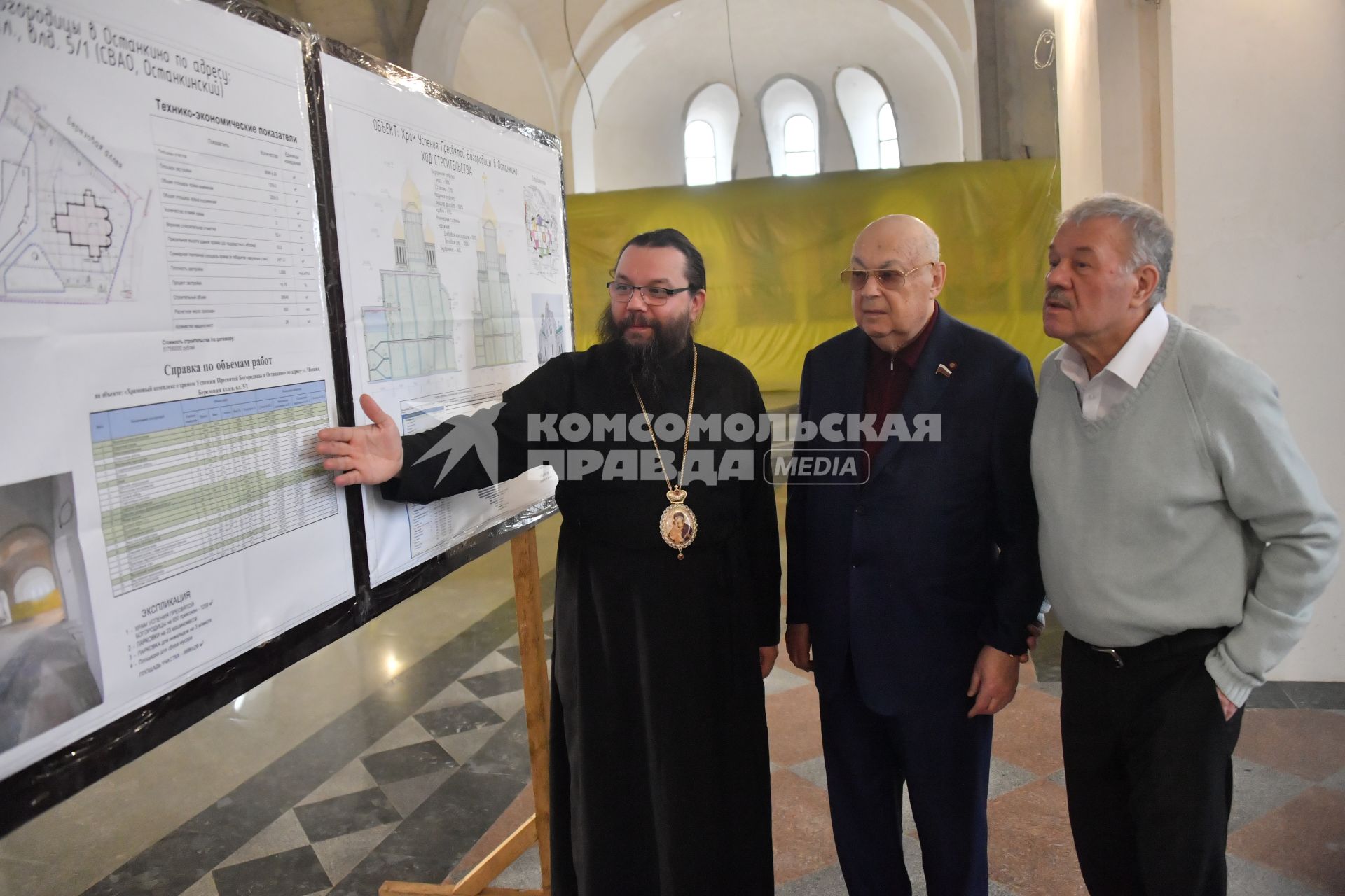 Владимир Ресин и Александр Гамов во время посещения храма Успения Пресвятой Богородицы