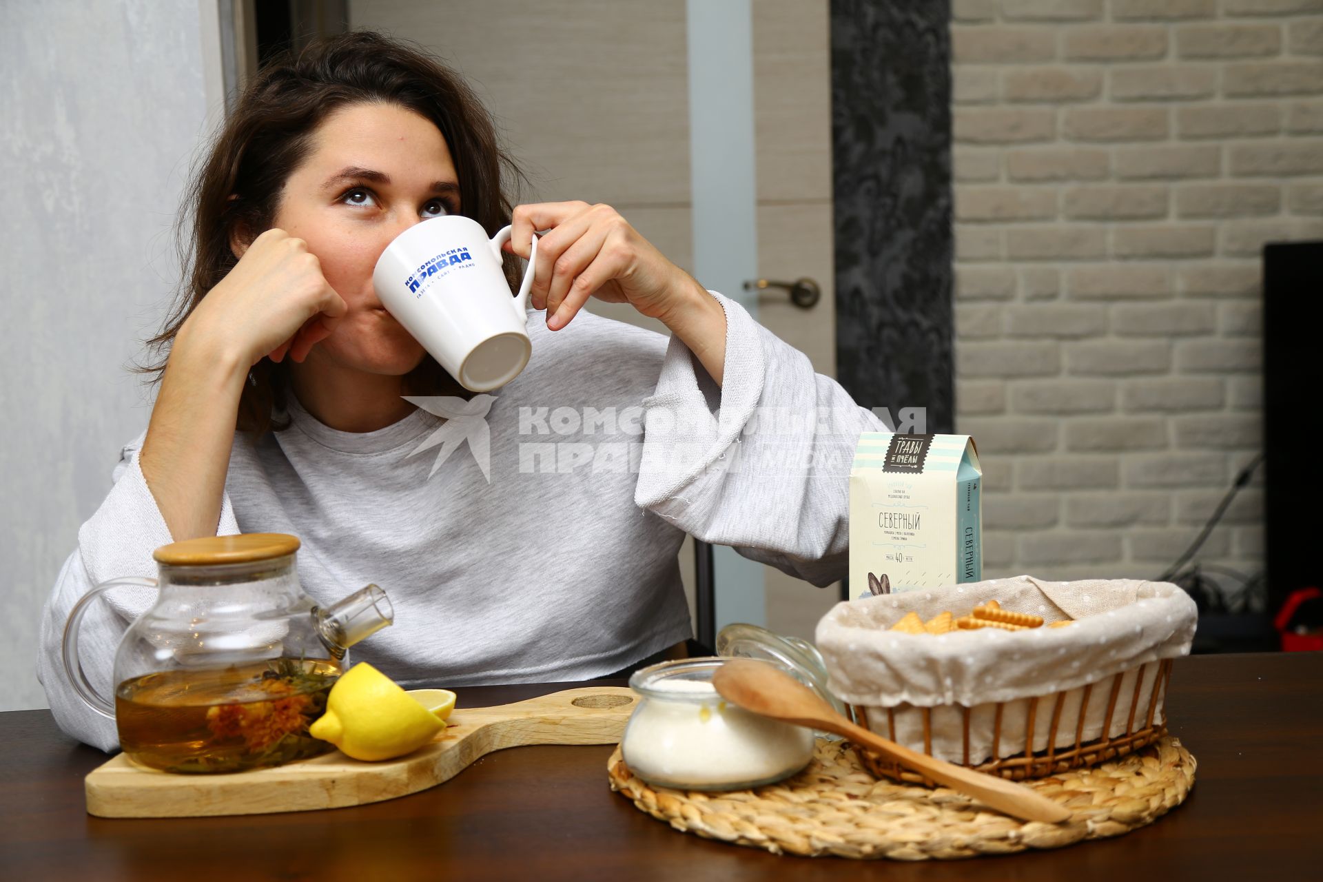 Девушка пьет чай