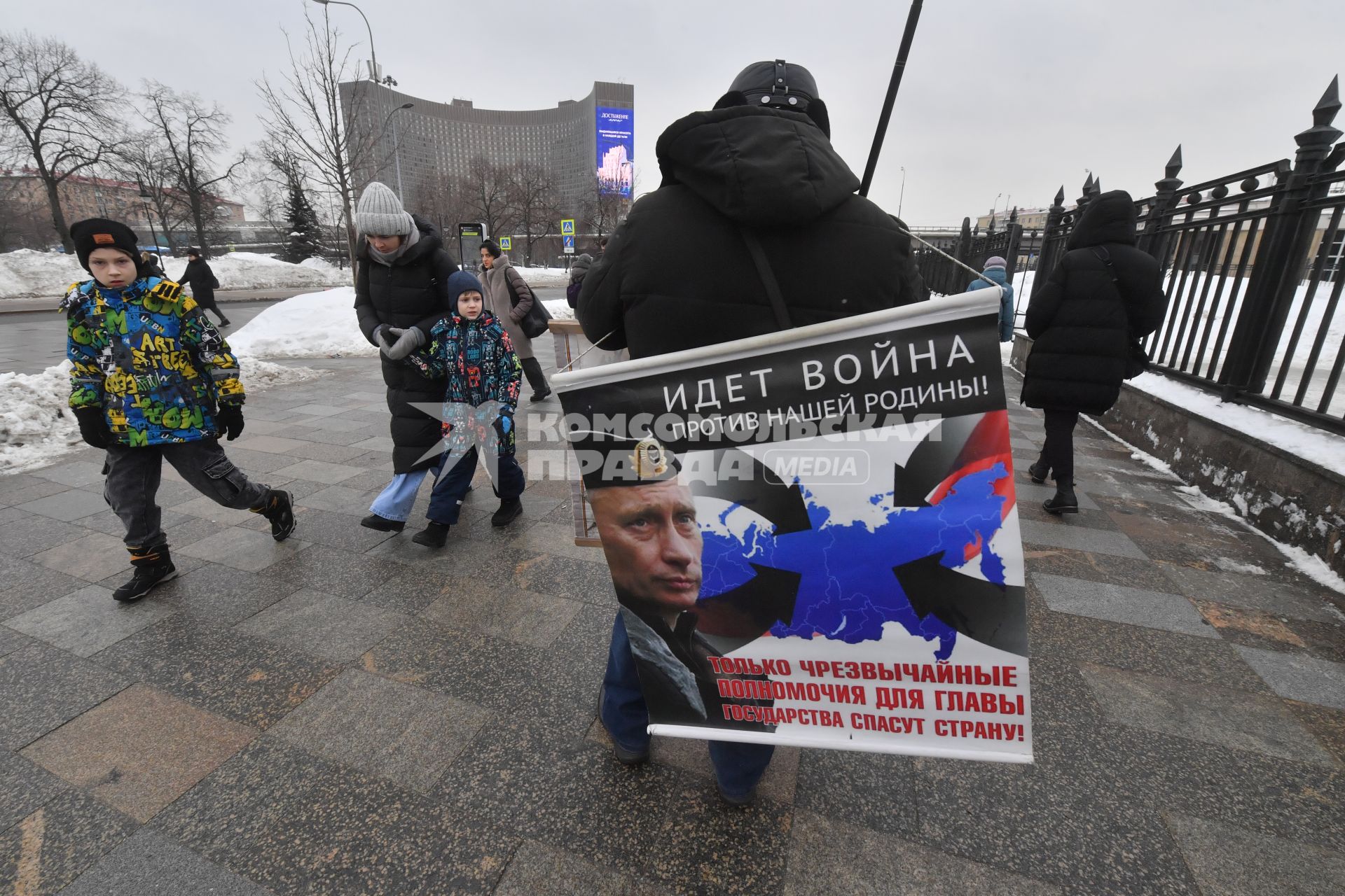 Мужчина с плакатом на ВДНХ