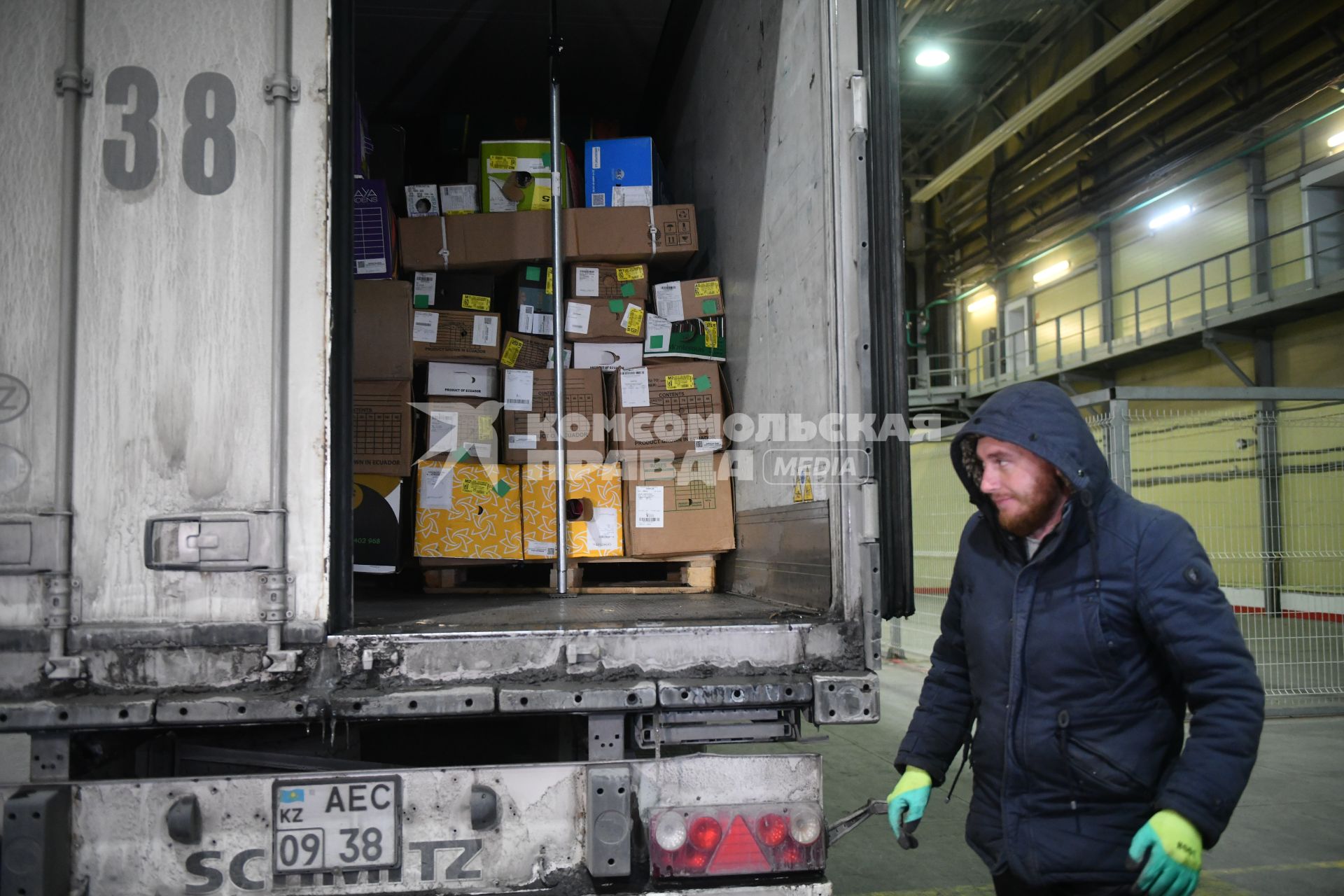В Екатеринбург привезли более 50 тонн цветов перед 8 марта