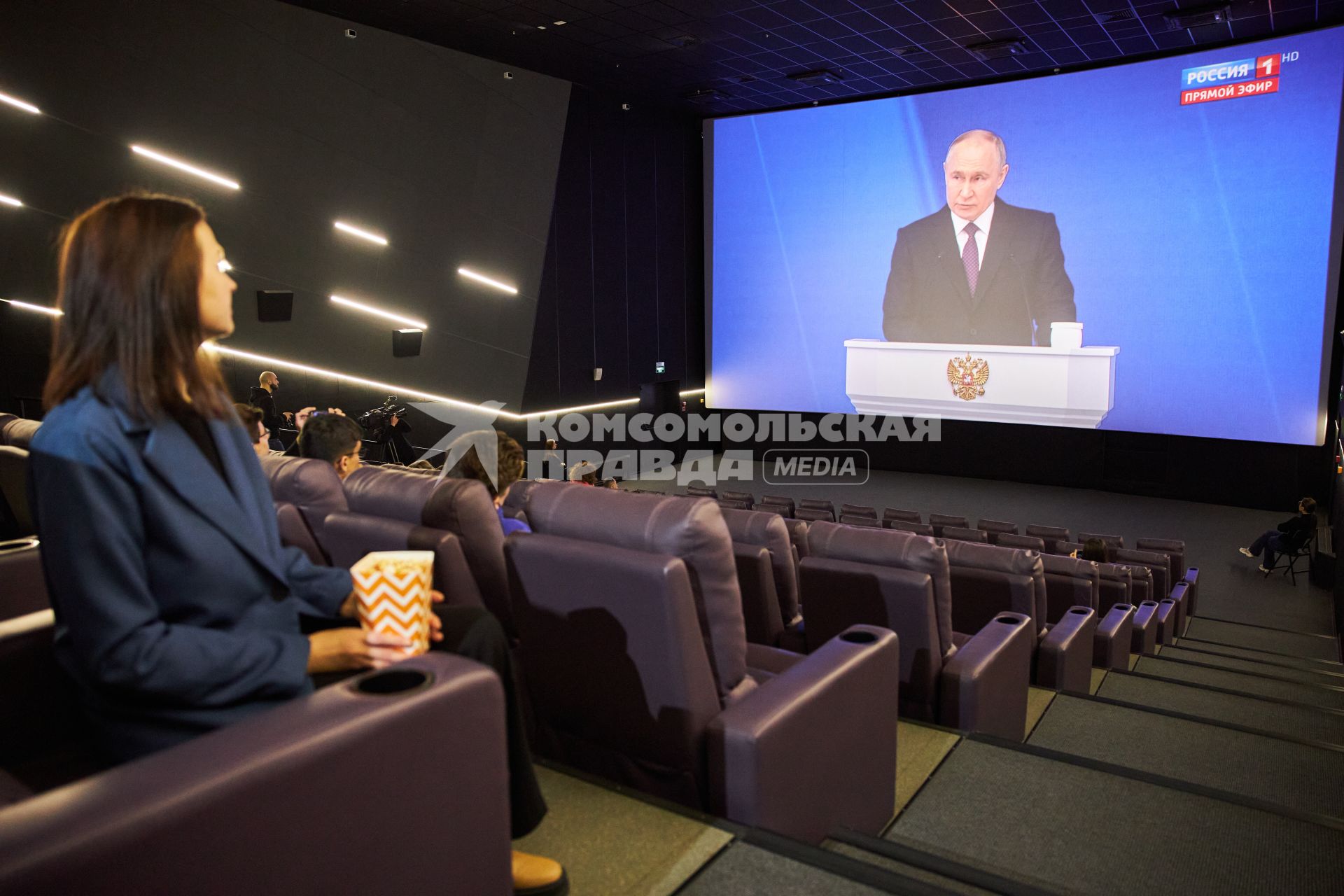 Трансляция послания президента РФ В. Путина к Федеральному Собранию в кинотеатре Перми