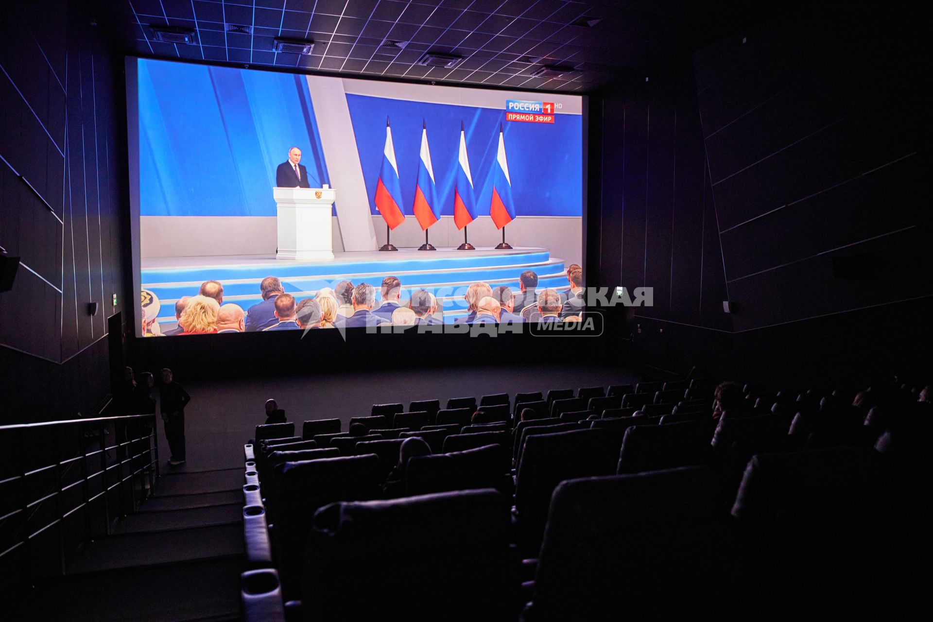 Трансляция послания президента РФ В. Путина к Федеральному Собранию в кинотеатре Перми