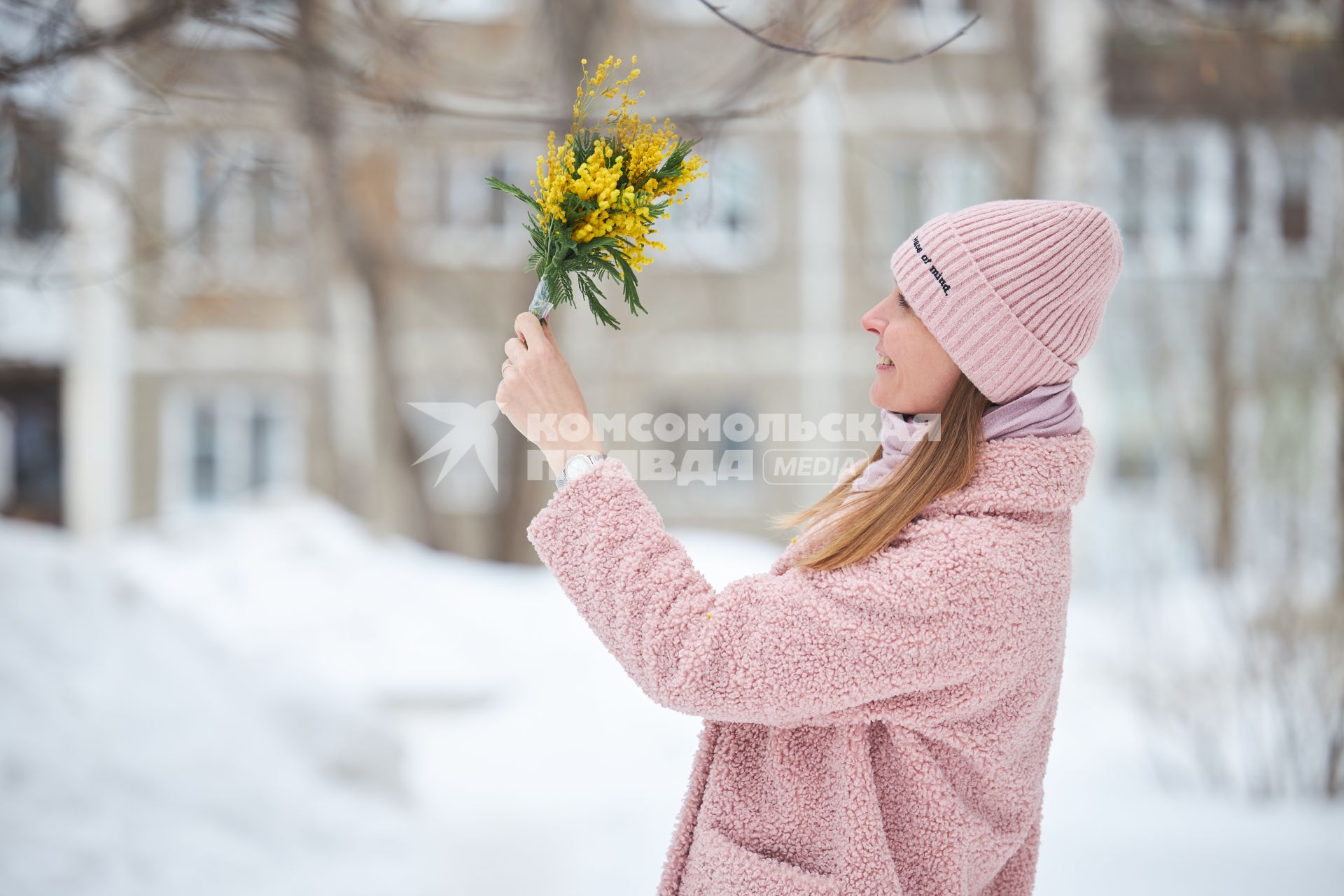 Девушка с букетом мимозы