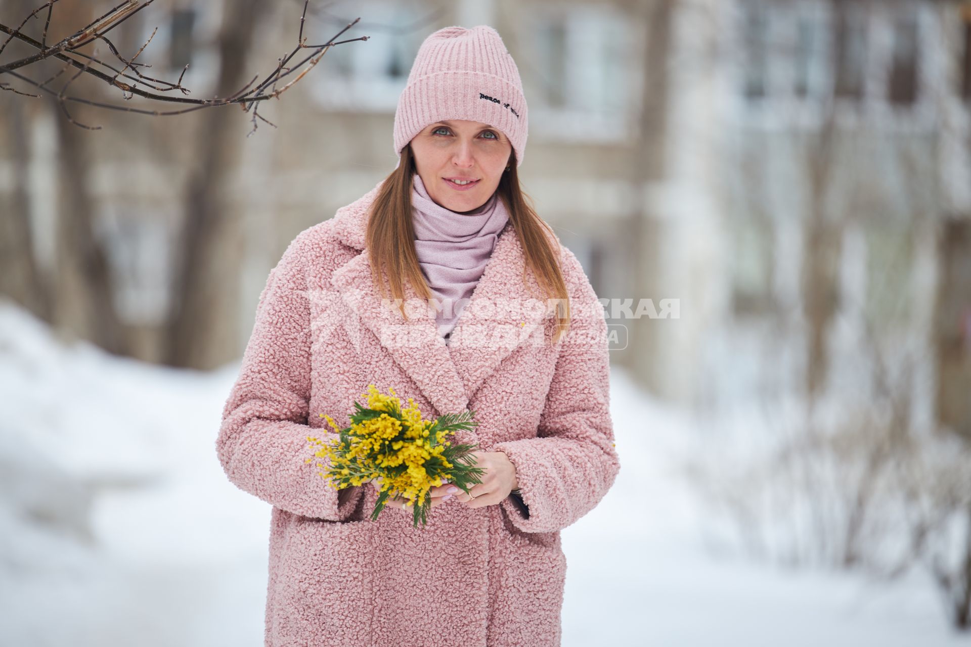 Девушка с букетом мимозы