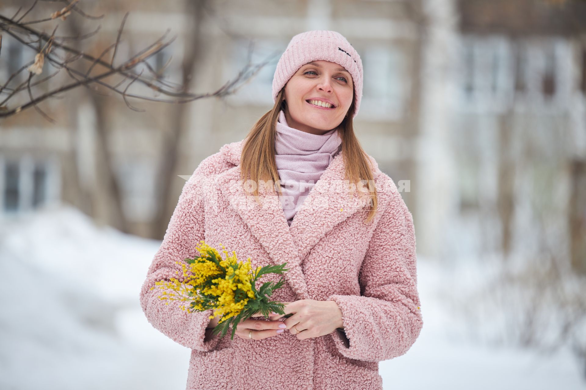 Девушка с букетом мимозы