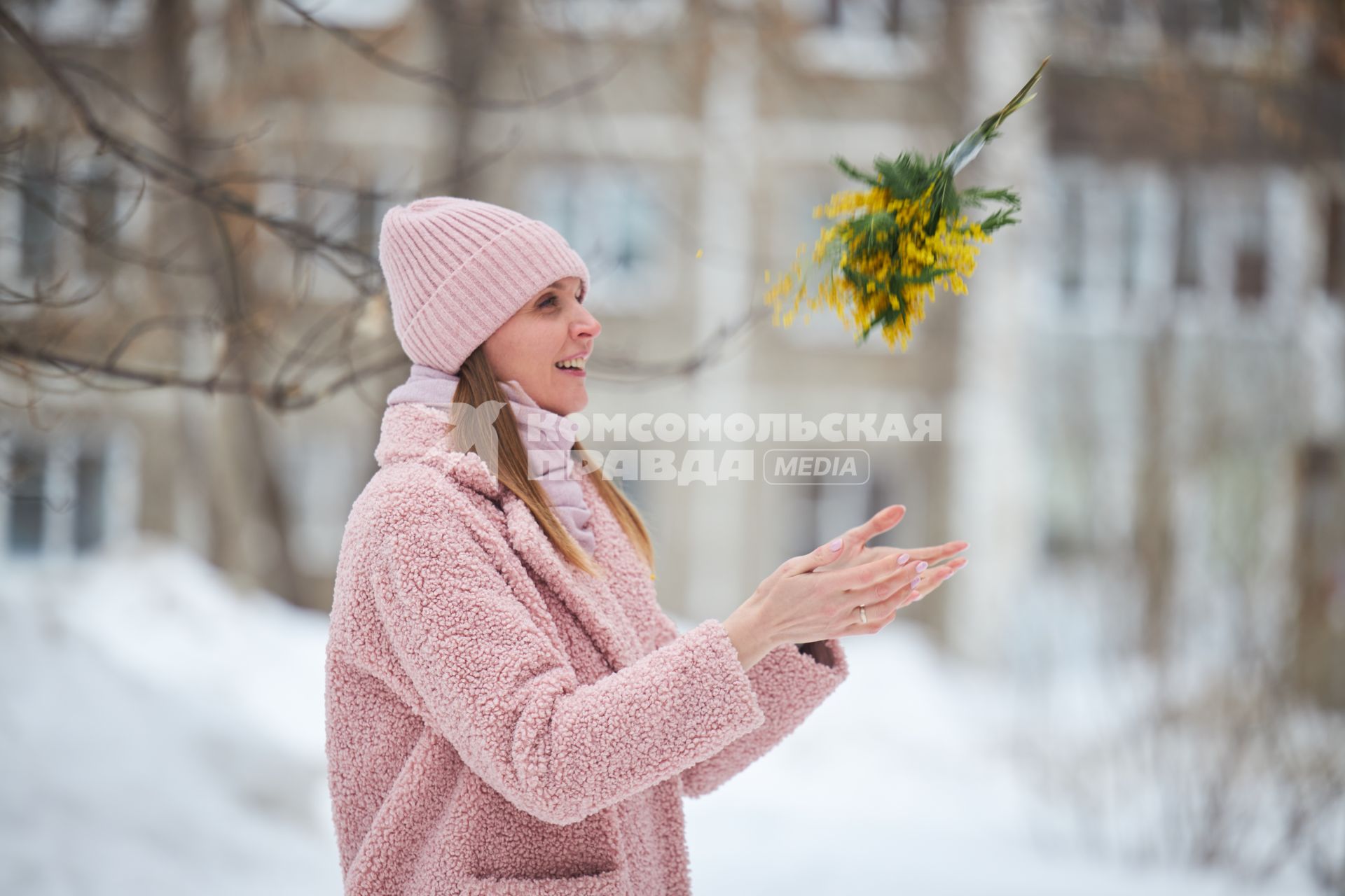 Девушка с букетом мимозы