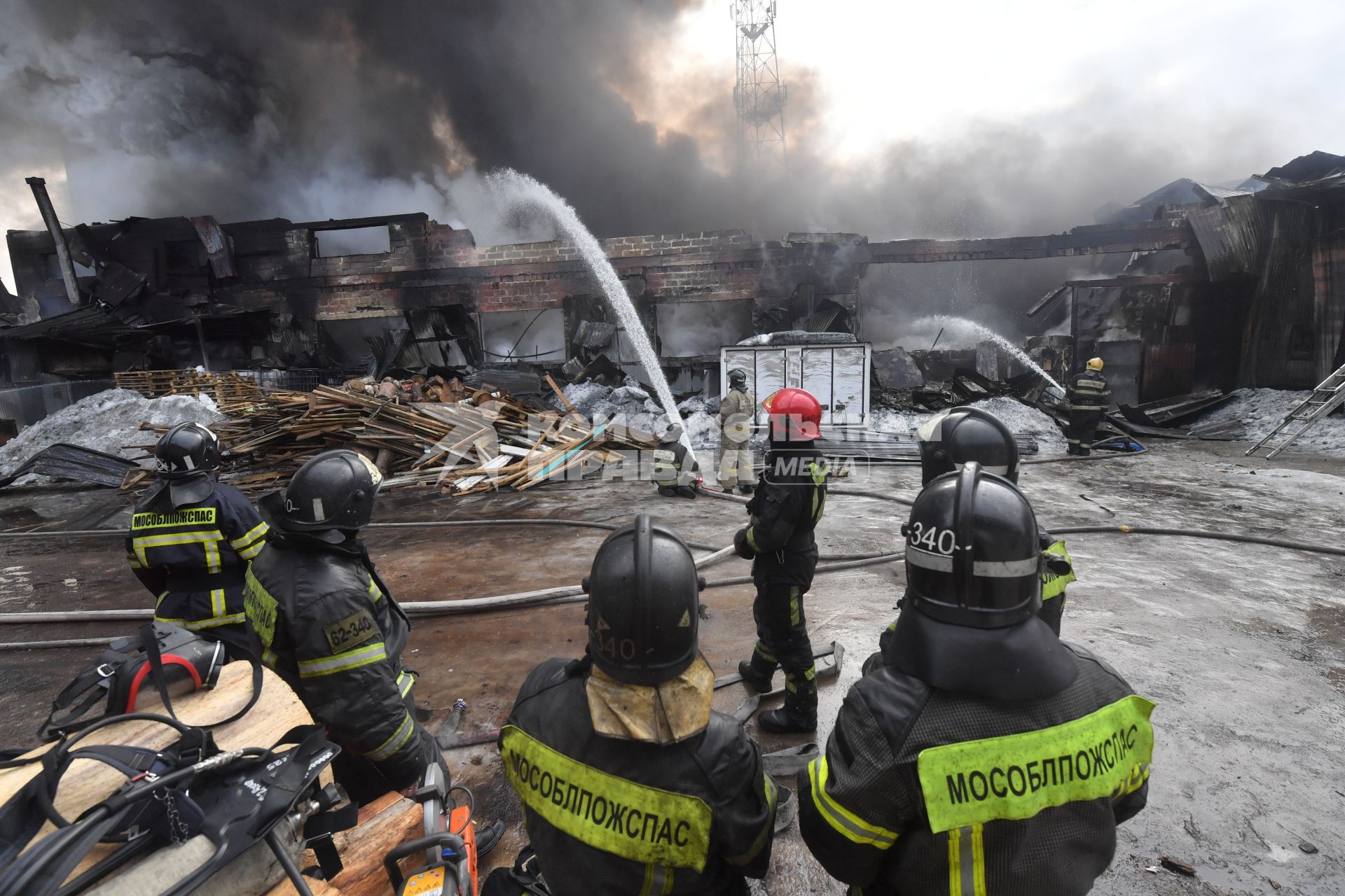 Ликвидация пожара на территории промзоны в п.Родники Раменского района