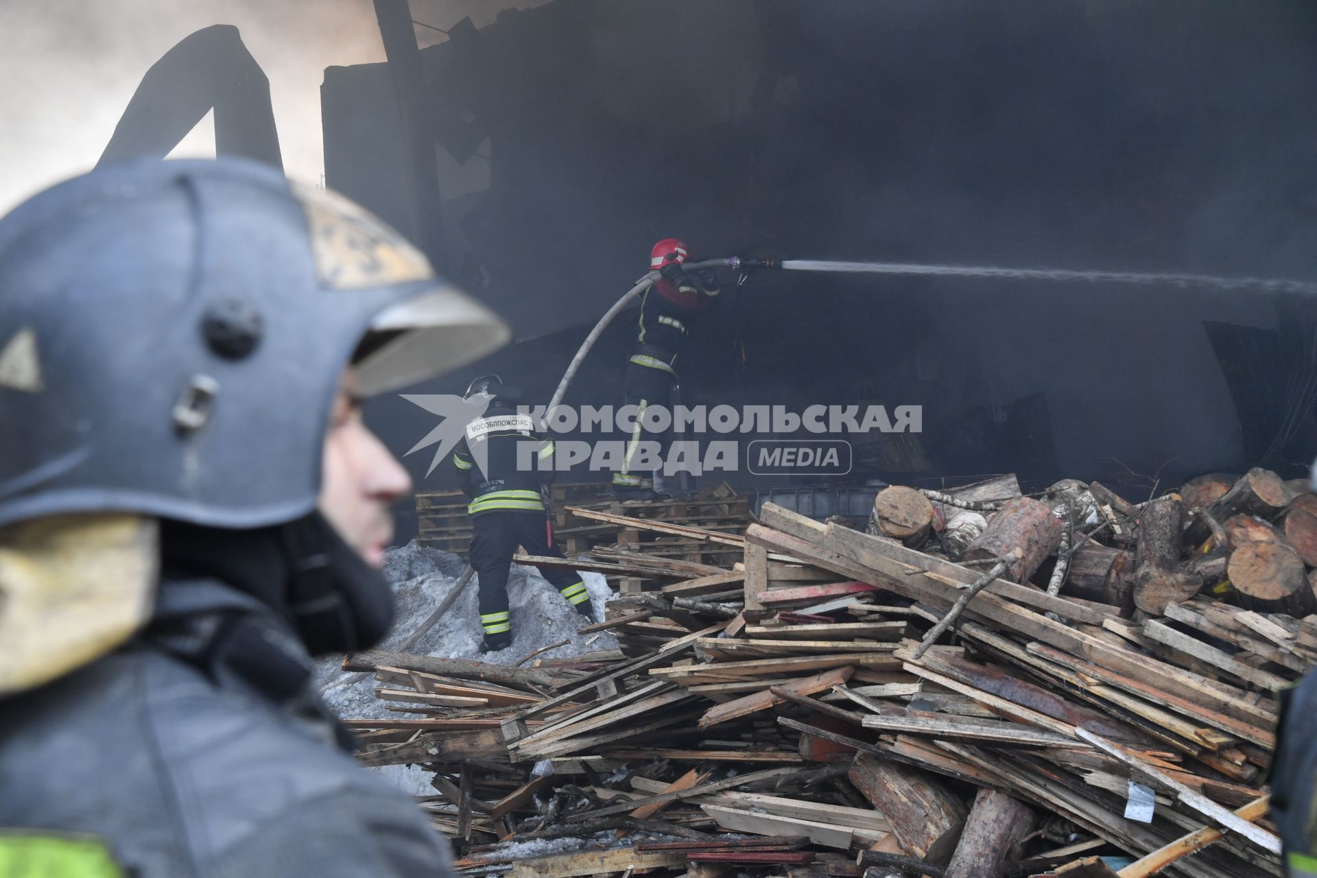 Ликвидация пожара на территории промзоны в п.Родники Раменского района