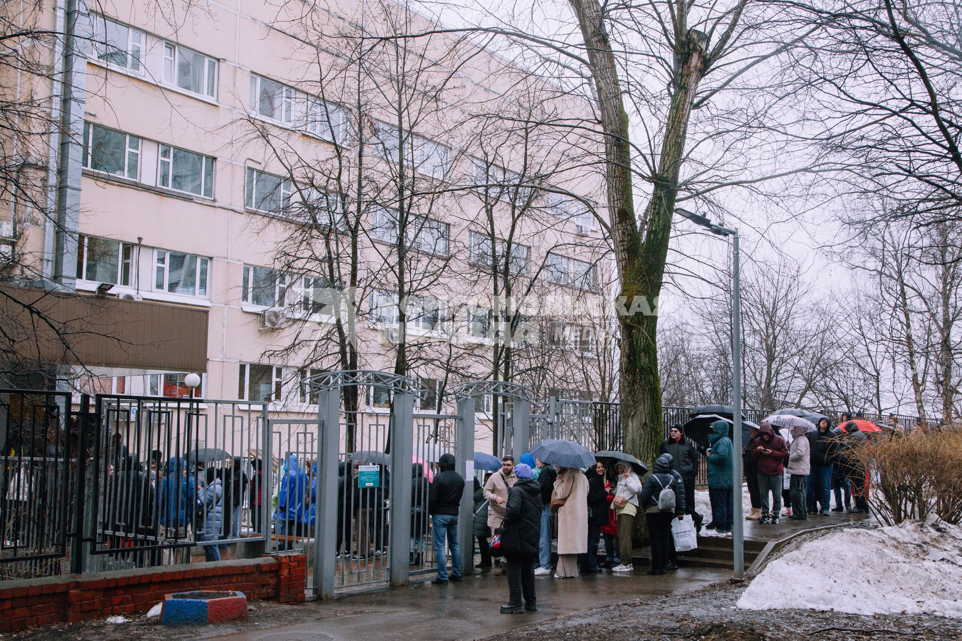 Очередь в Центр крови имени О.К.Гаврилова на Бакинской улице в Москве