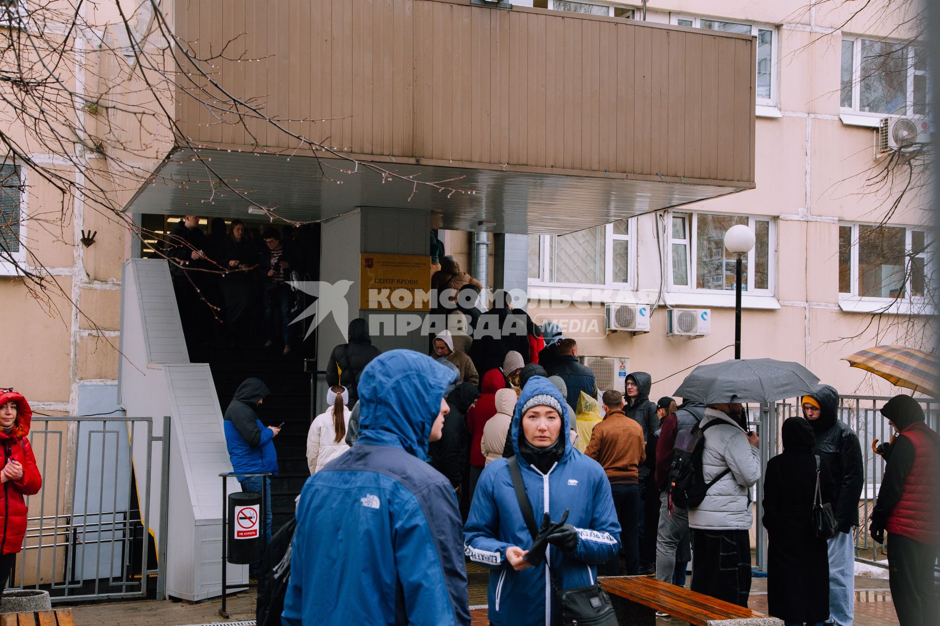 Очередь в Центр крови имени О.К.Гаврилова на Бакинской улице в Москве