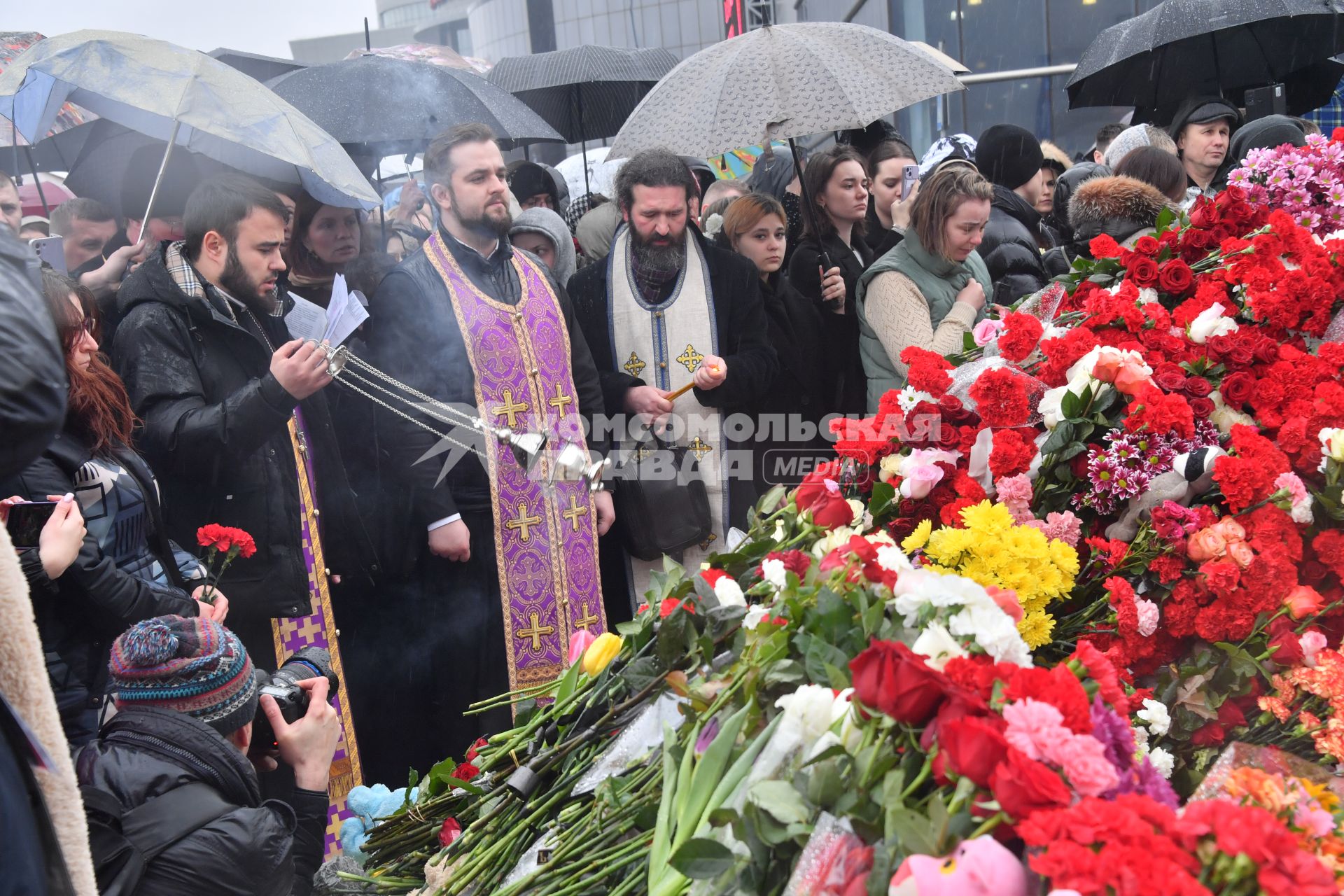 Стихийный мемориал у Крокус Сити Холла\" в Красногорске