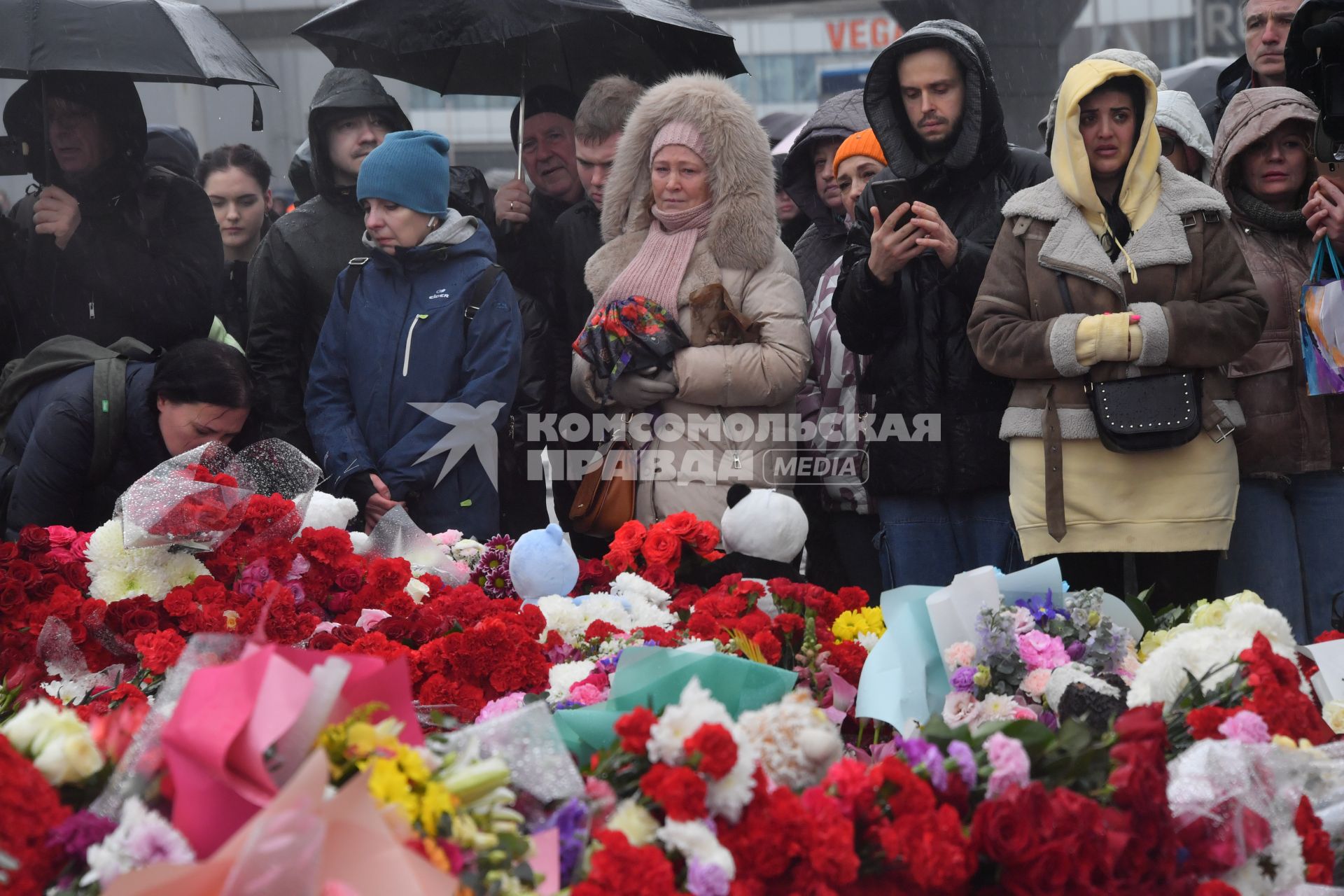 Стихийный мемориал у Крокус Сити Холла\" в Красногорске