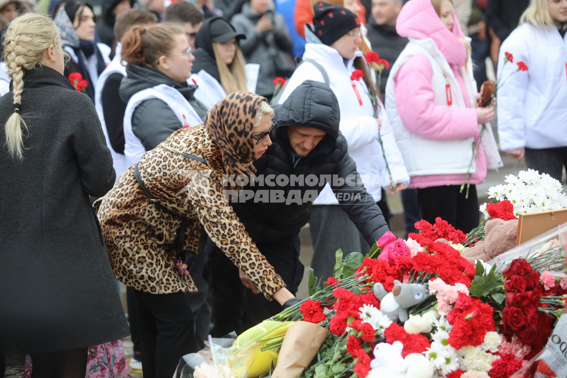 Стихийный мемориал у Крокус Сити Холла\" в Красногорске