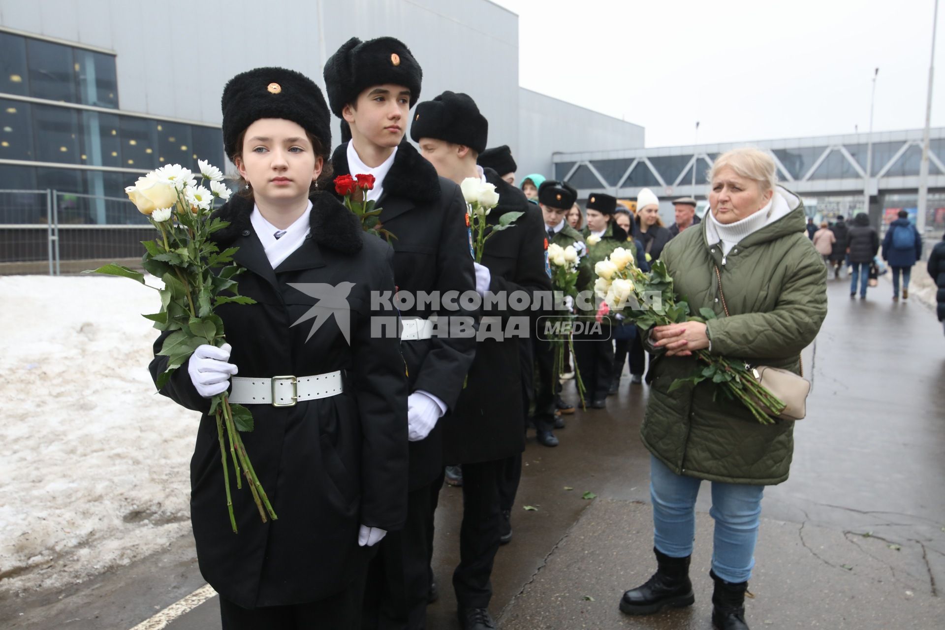 Стихийный мемориал у Крокус Сити Холла\" в Красногорске