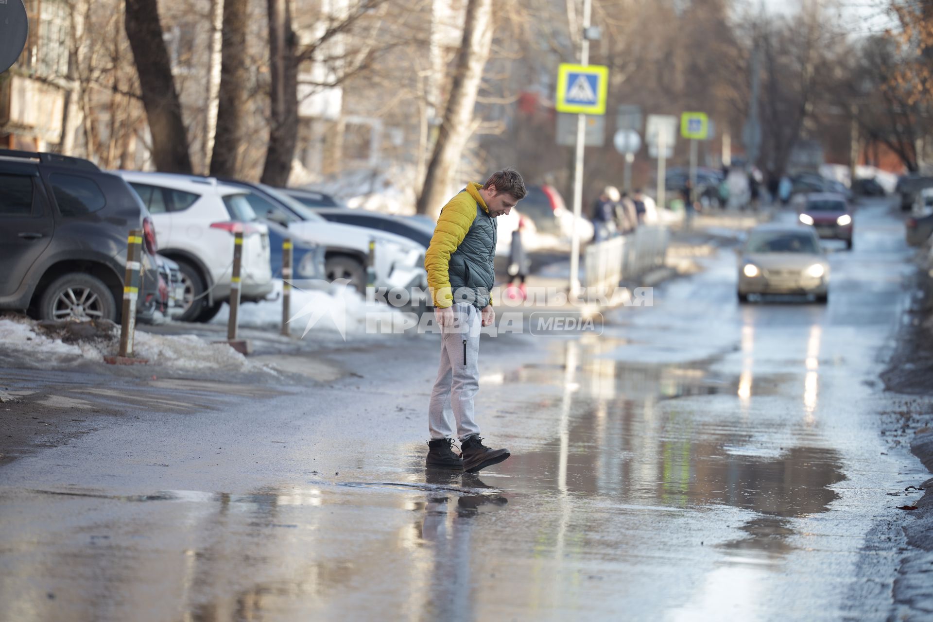 Мужчина идет по лужам