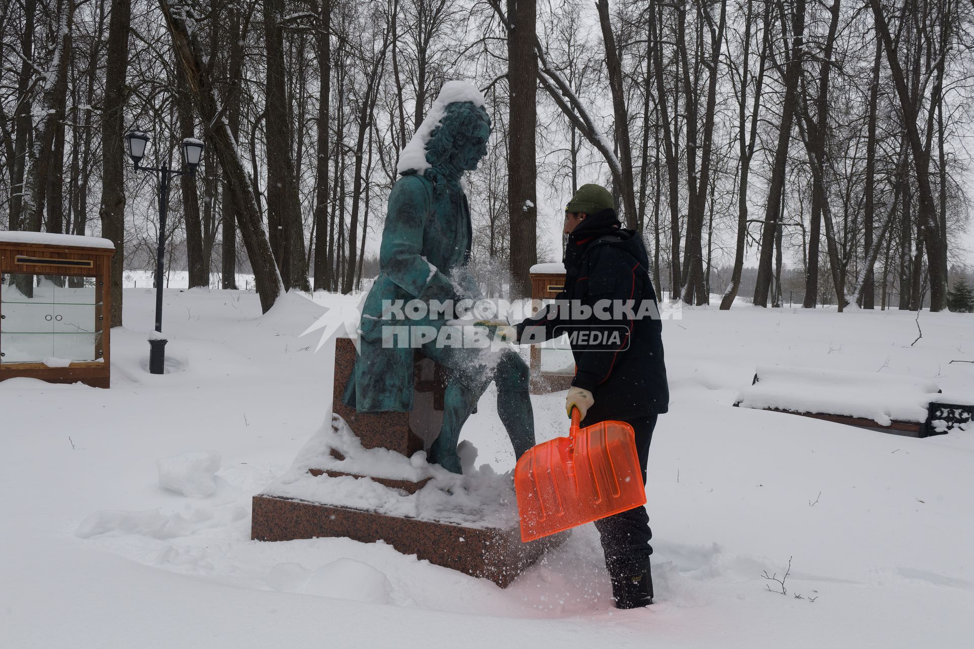 Памятник В.Н. Татищеву в Болдино