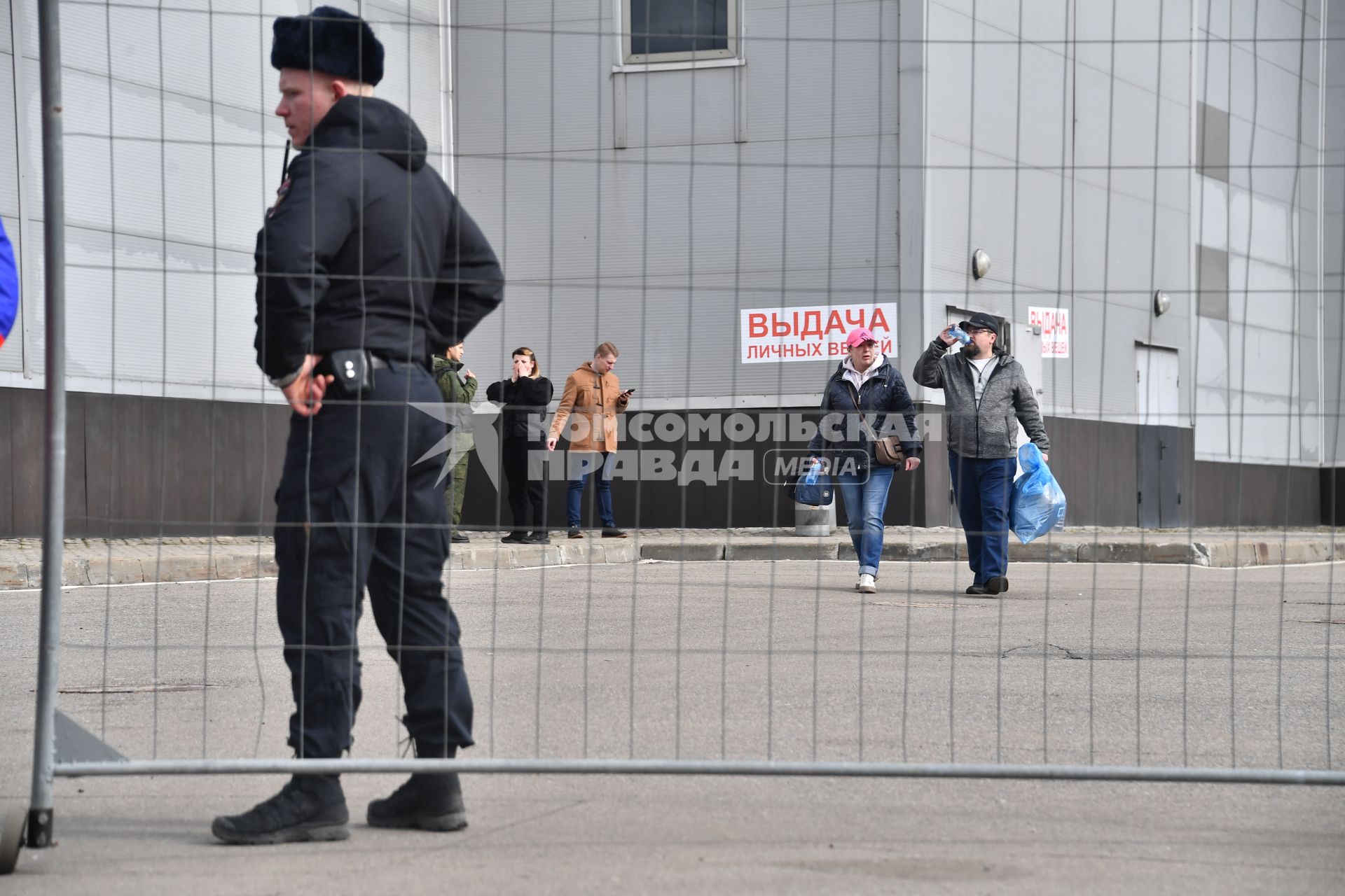 Выдача личных вещей в \"Крокус Сити Холле\" в Красногорске