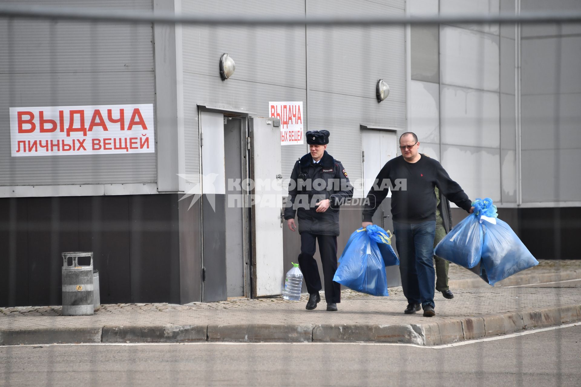 Выдача личных вещей в \"Крокус Сити Холле\" в Красногорске