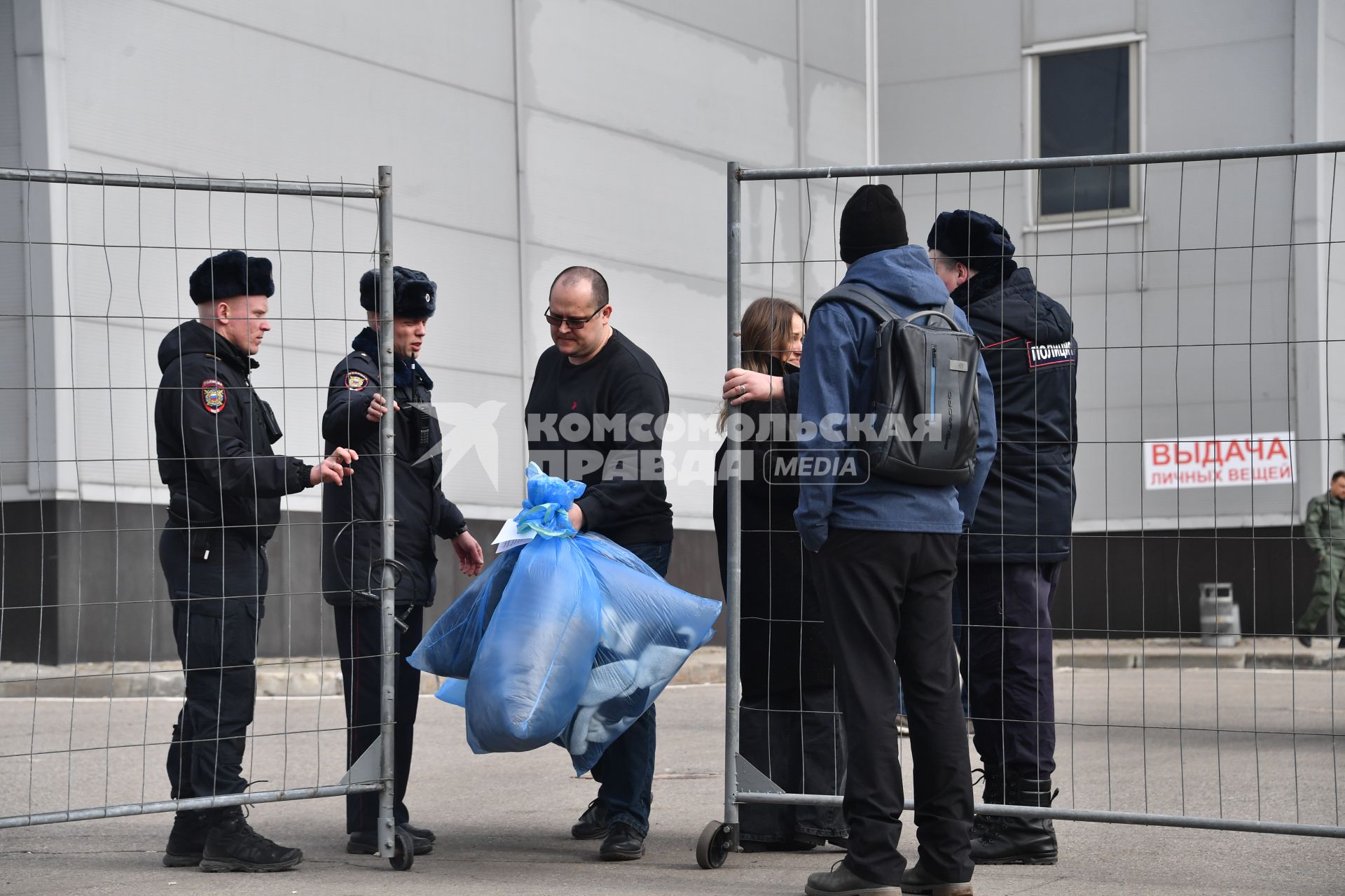 Выдача личных вещей в \"Крокус Сити Холле\" в Красногорске