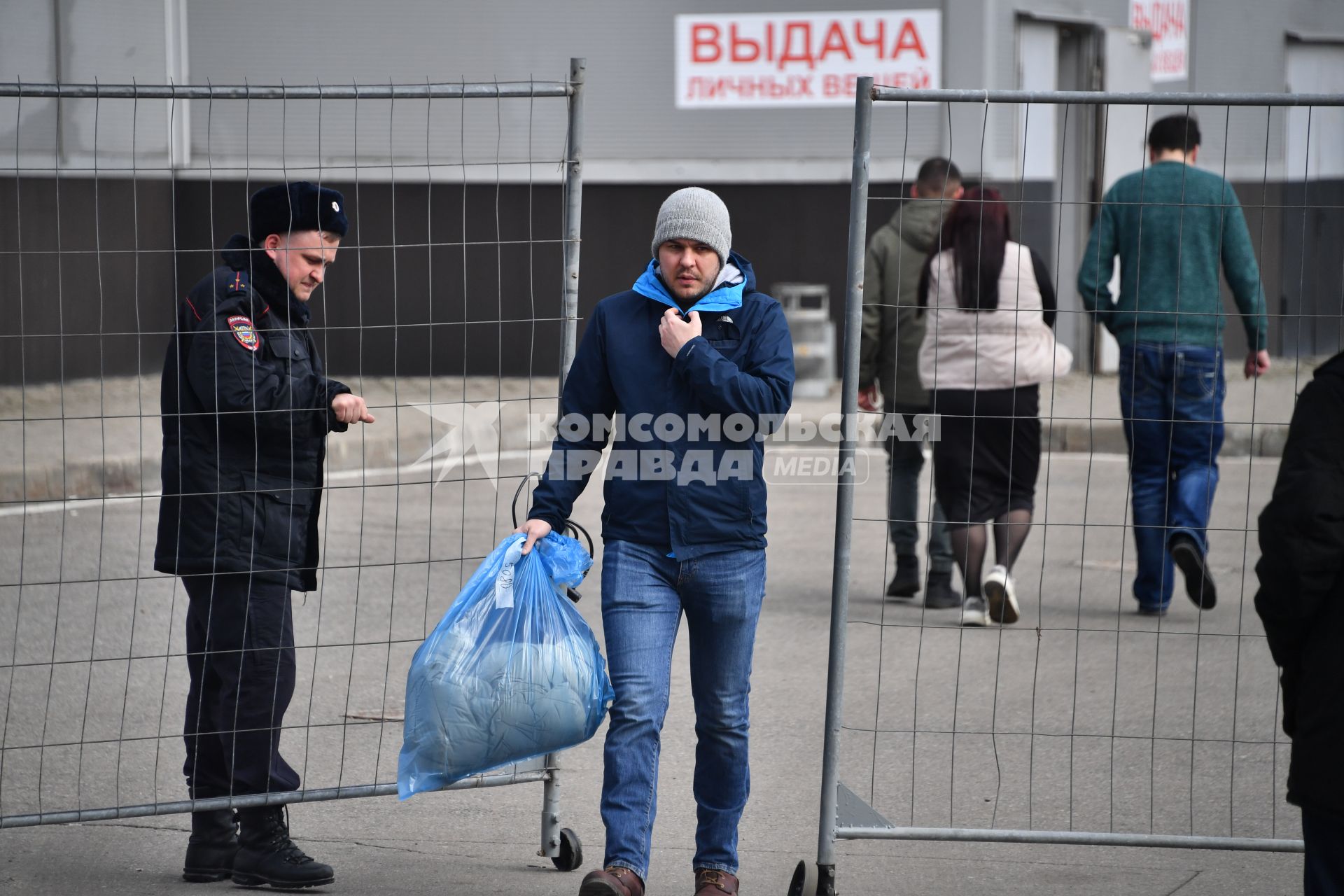 Выдача личных вещей в \"Крокус Сити Холле\" в Красногорске