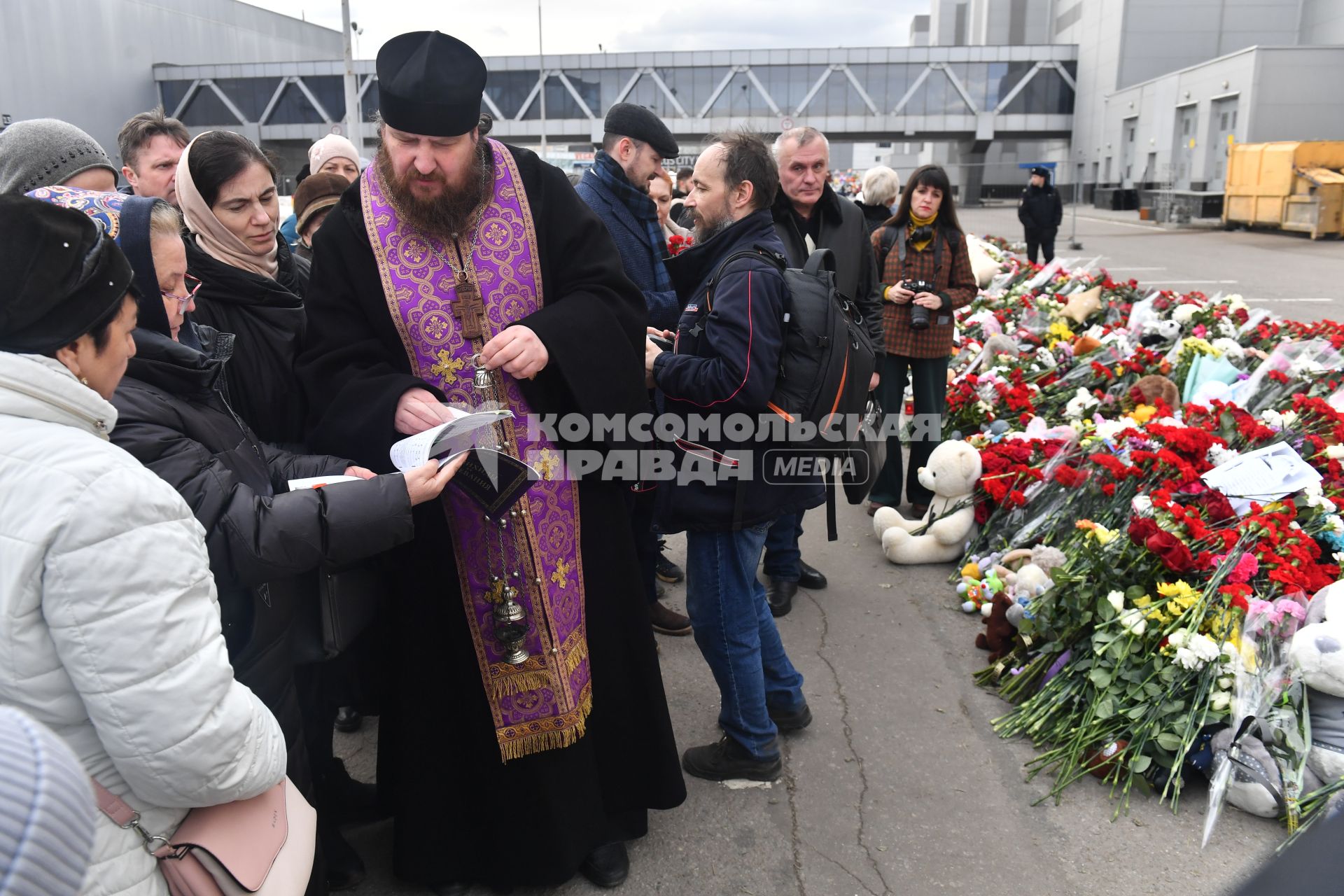 Стихийный мемориал у \"Крокус Сити Холла\" в Красногорске