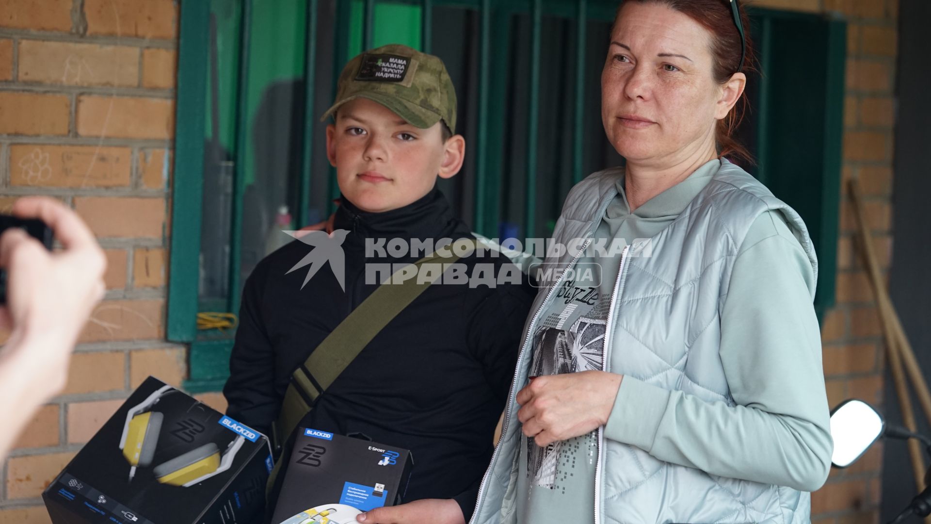 Журналисты `Комсомолки` подарили ноутбук мальчику, живущему на линии фронта