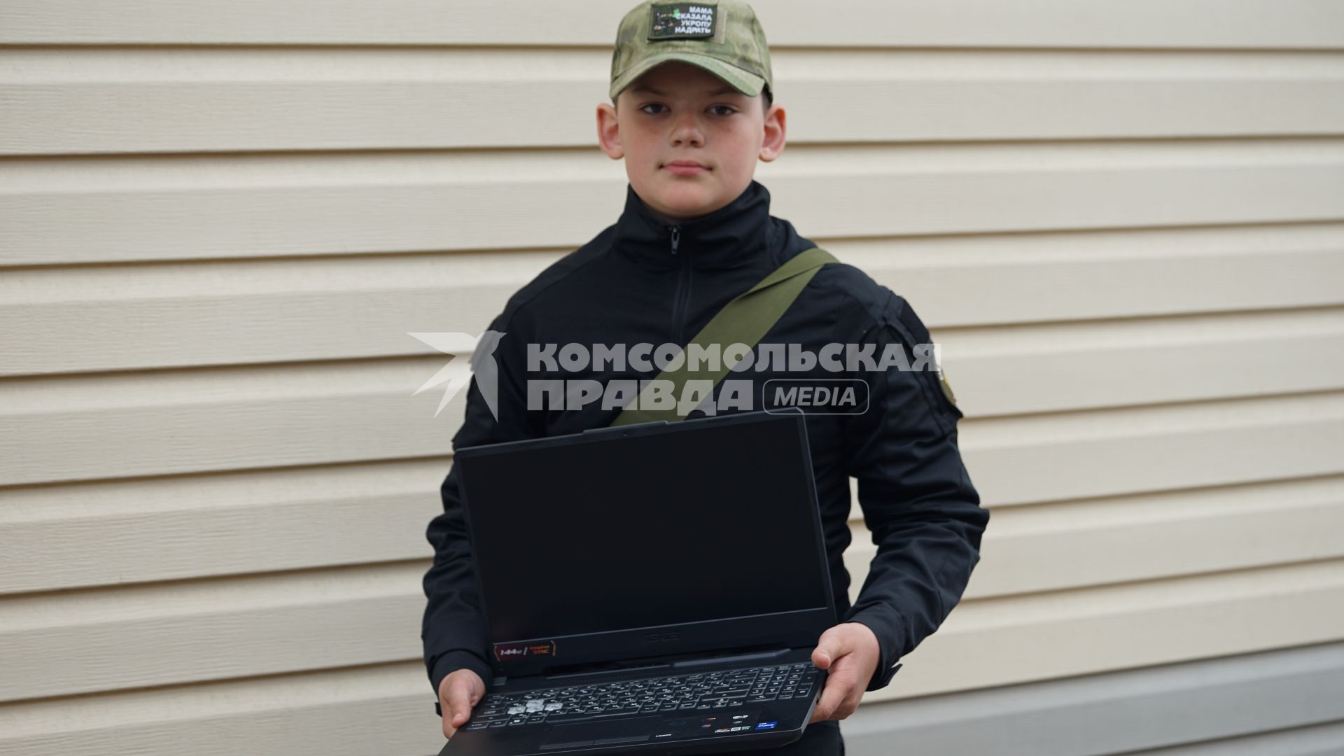 Журналисты `Комсомолки` подарили ноутбук мальчику, живущему на линии фронта