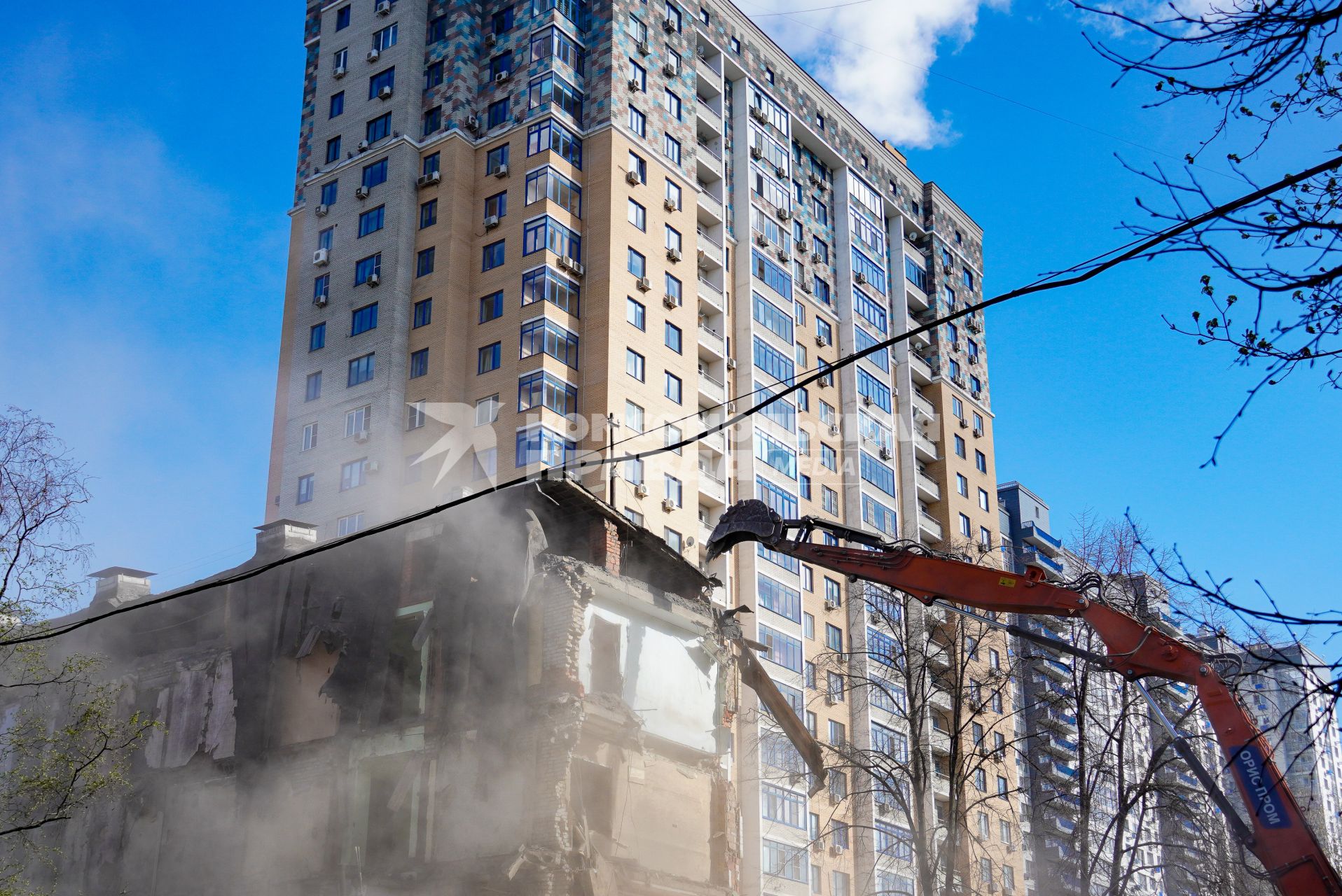 Снос жилого дома по программе реновации в Москве