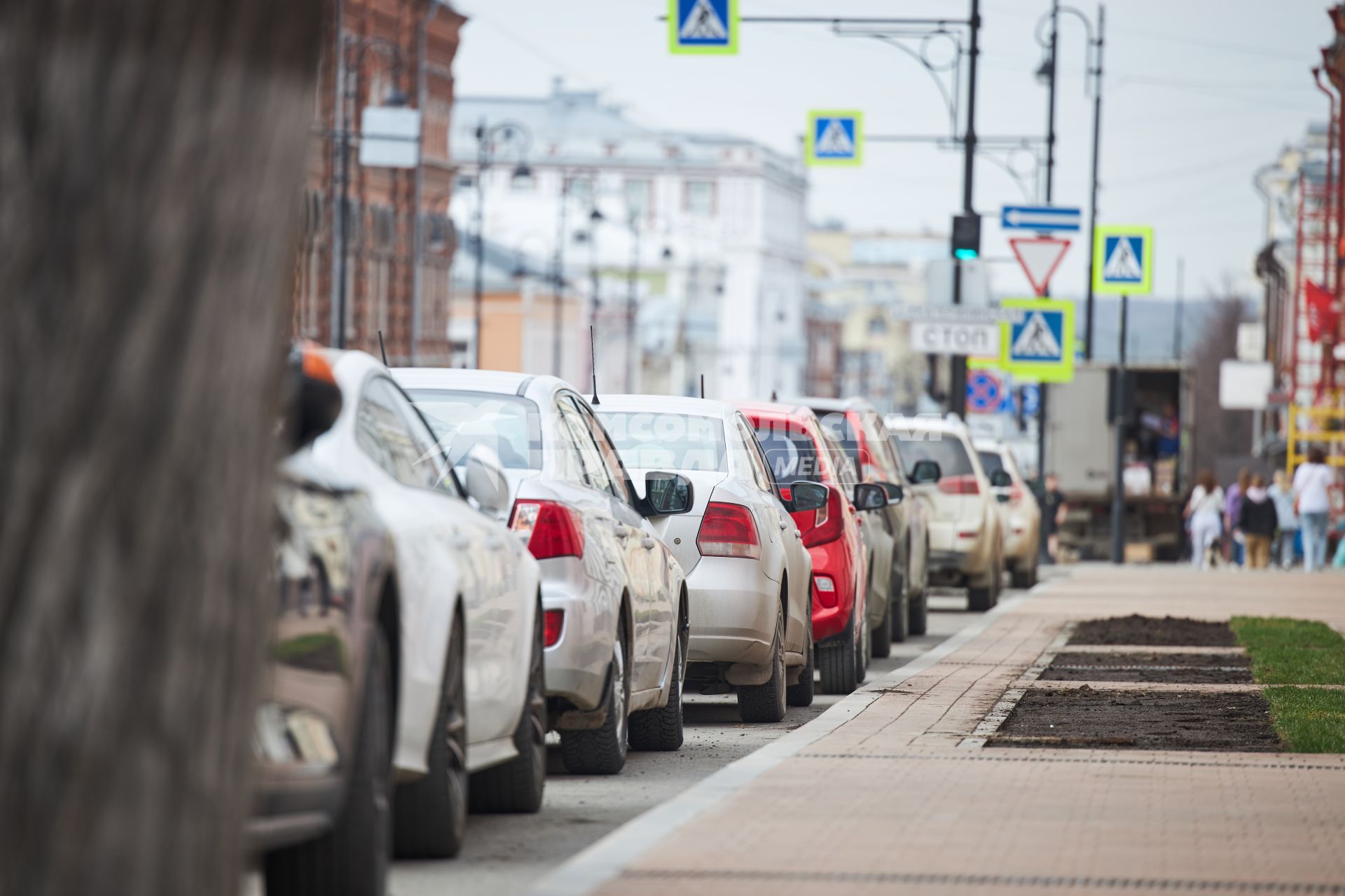 Люди гуляют в центре города