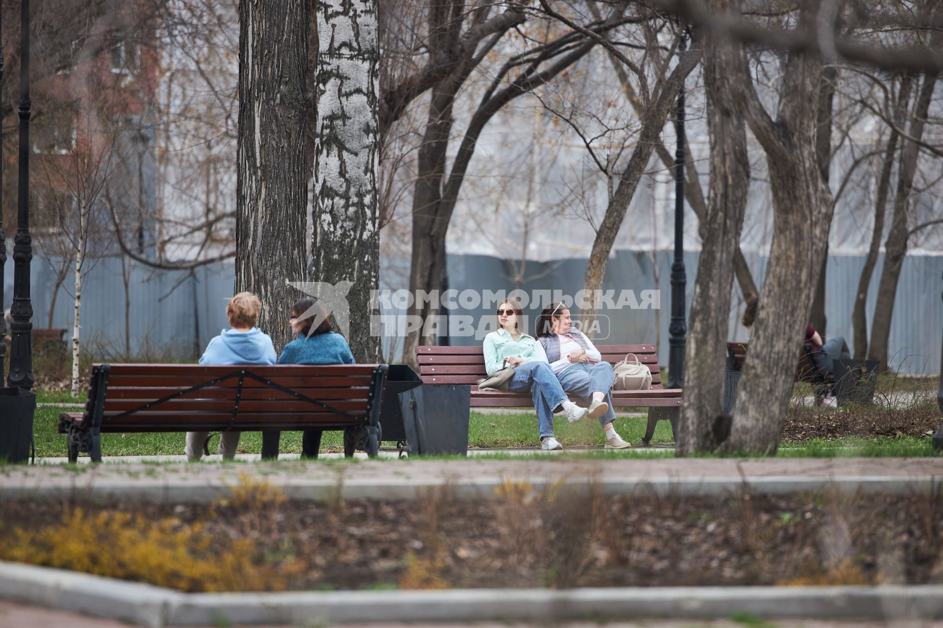 Люди гуляют в центре города