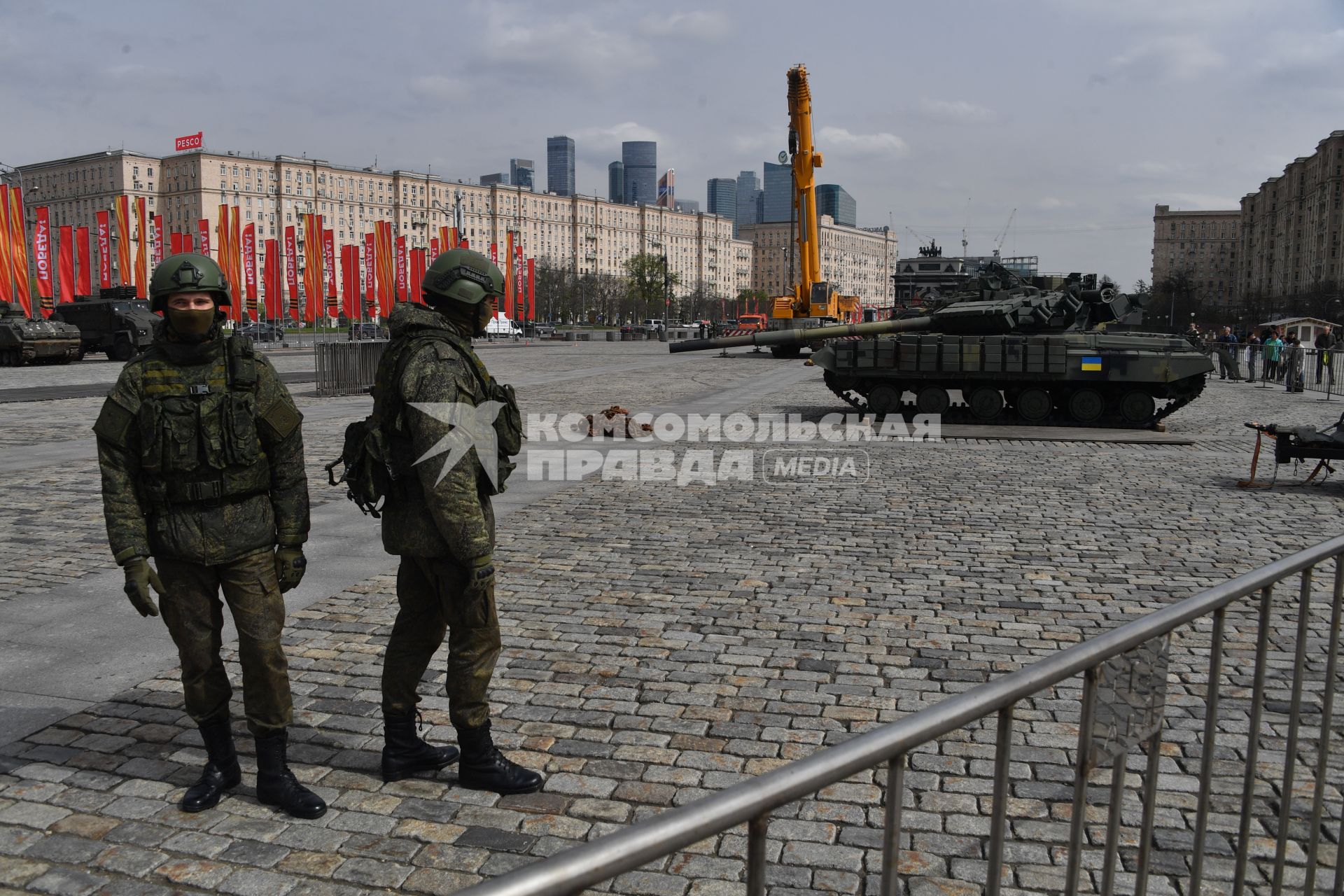 Подготовка к выставке трофейного вооружения и техники на Поклонной горе