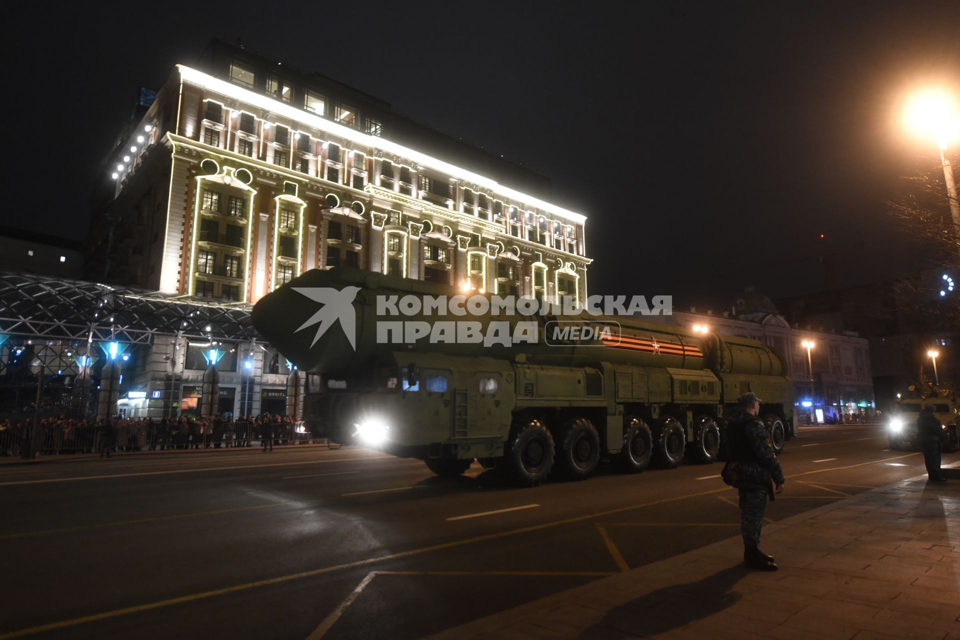 Проезд военной техники перед репетицией парада Победы в Москве