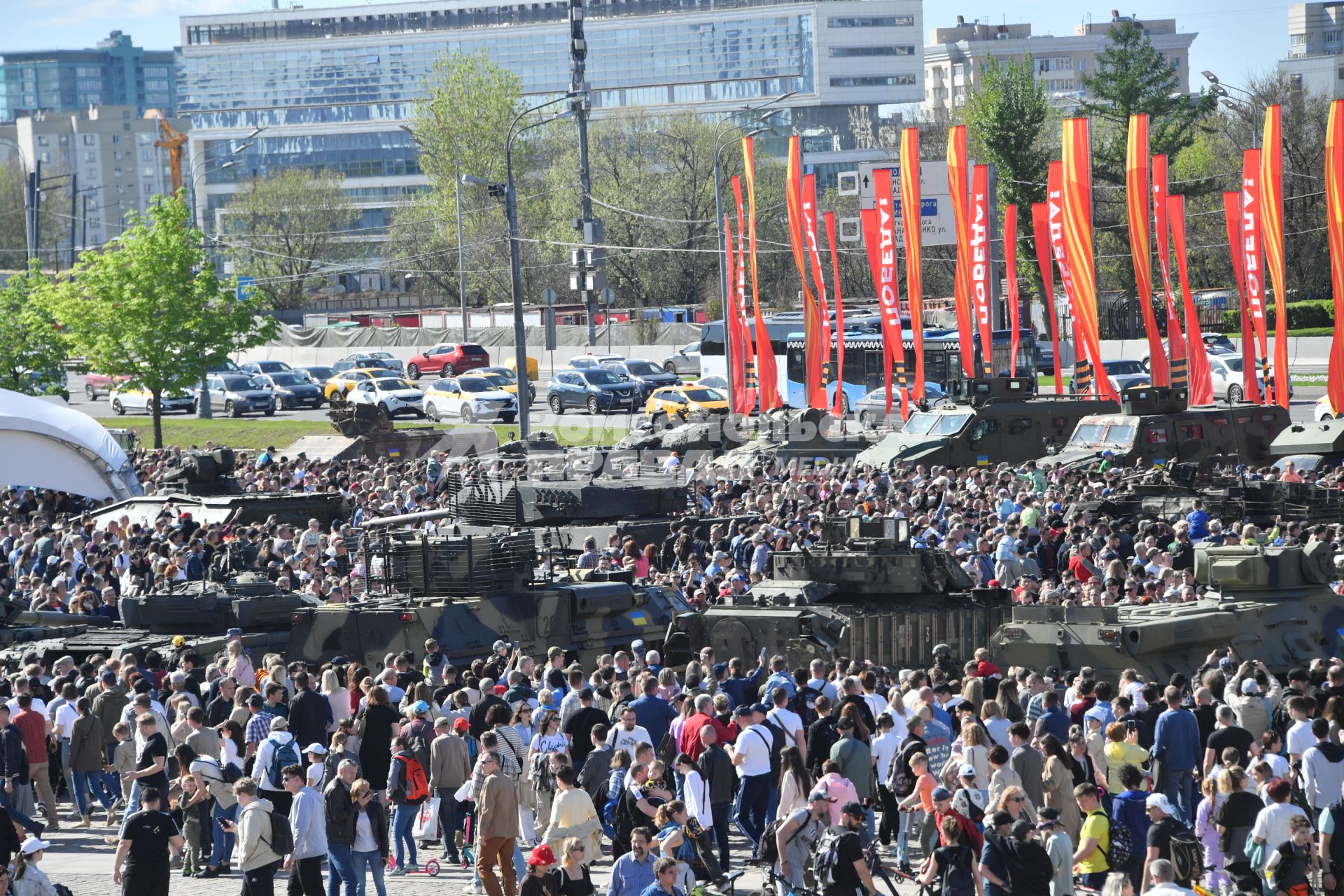 Выставка трофейной техники на Поклонной горе в Москве