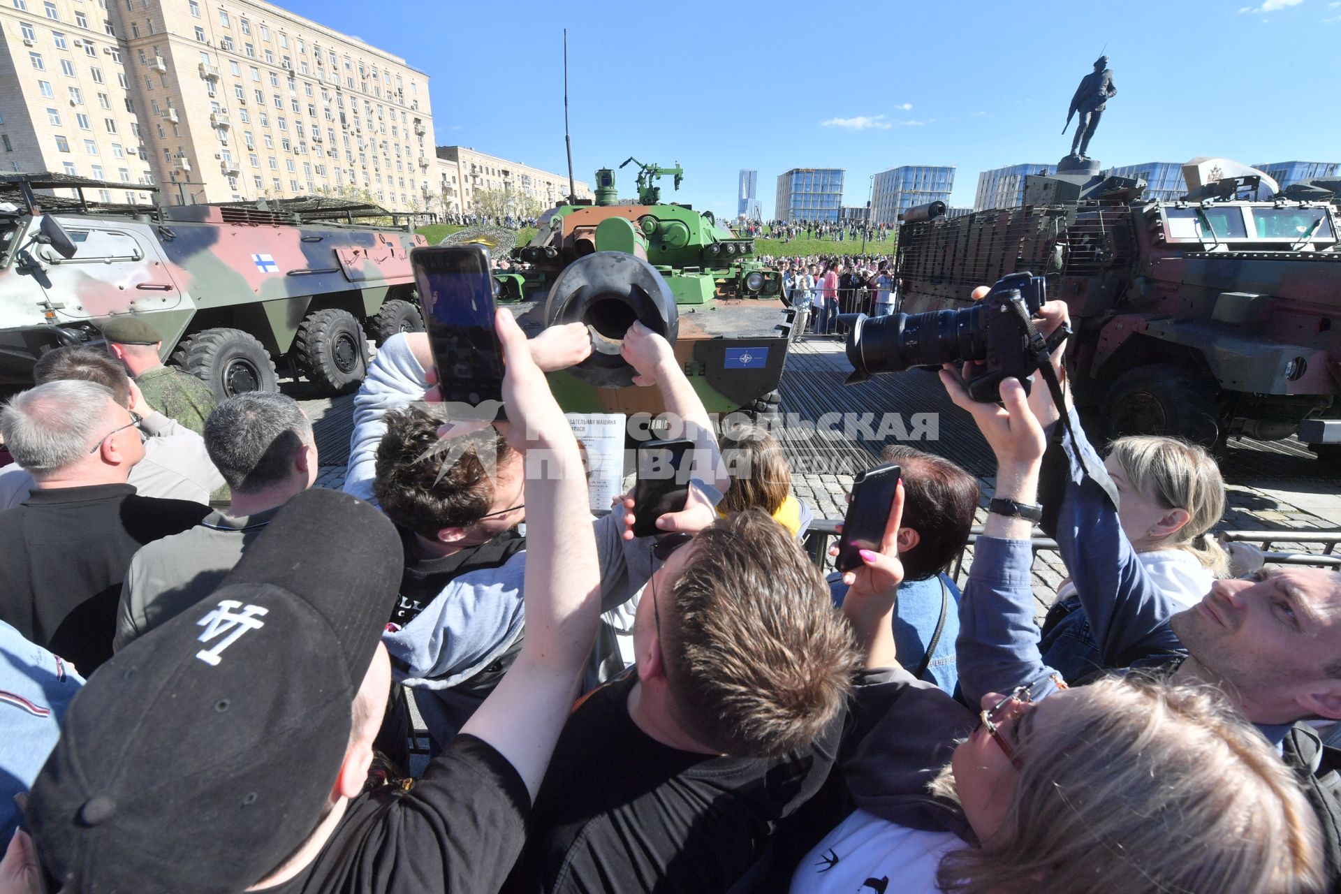 Выставка трофейной техники на Поклонной горе в Москве