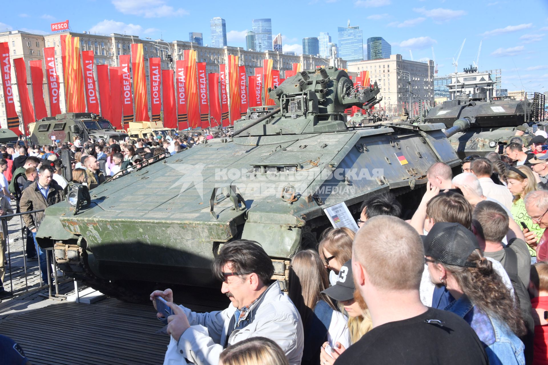 Выставка трофейной техники на Поклонной горе в Москве