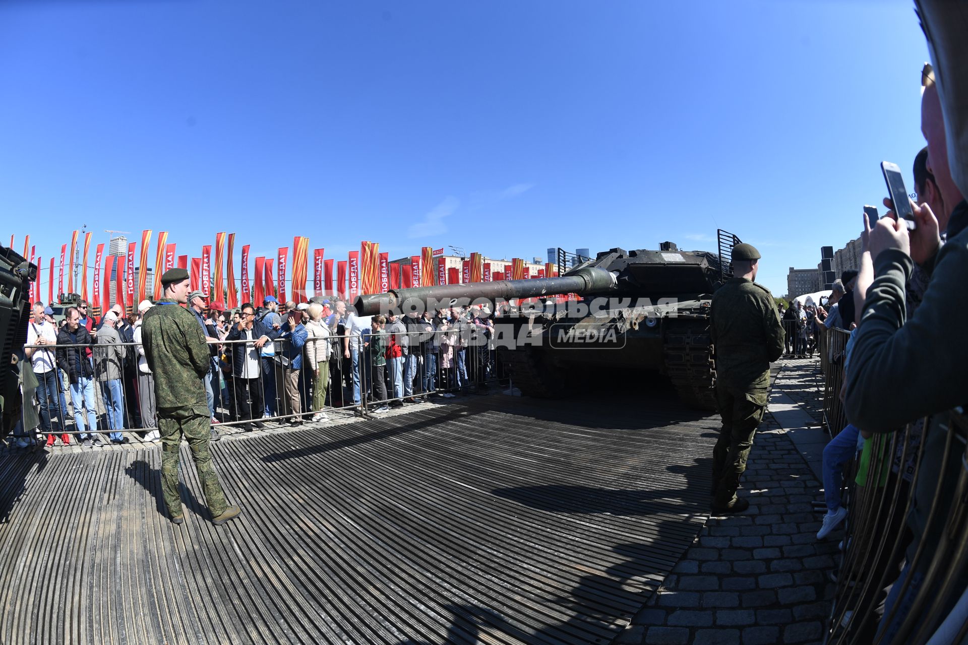 Выставка трофейной техники на Поклонной горе в Москве