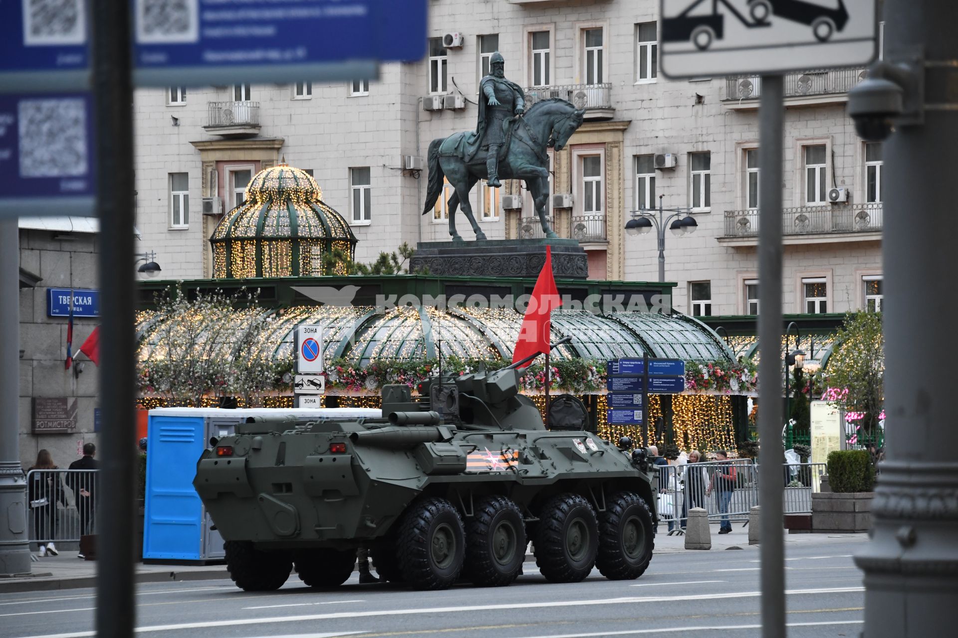 Проезд военной техники перед репетицией парада Победы в Москве