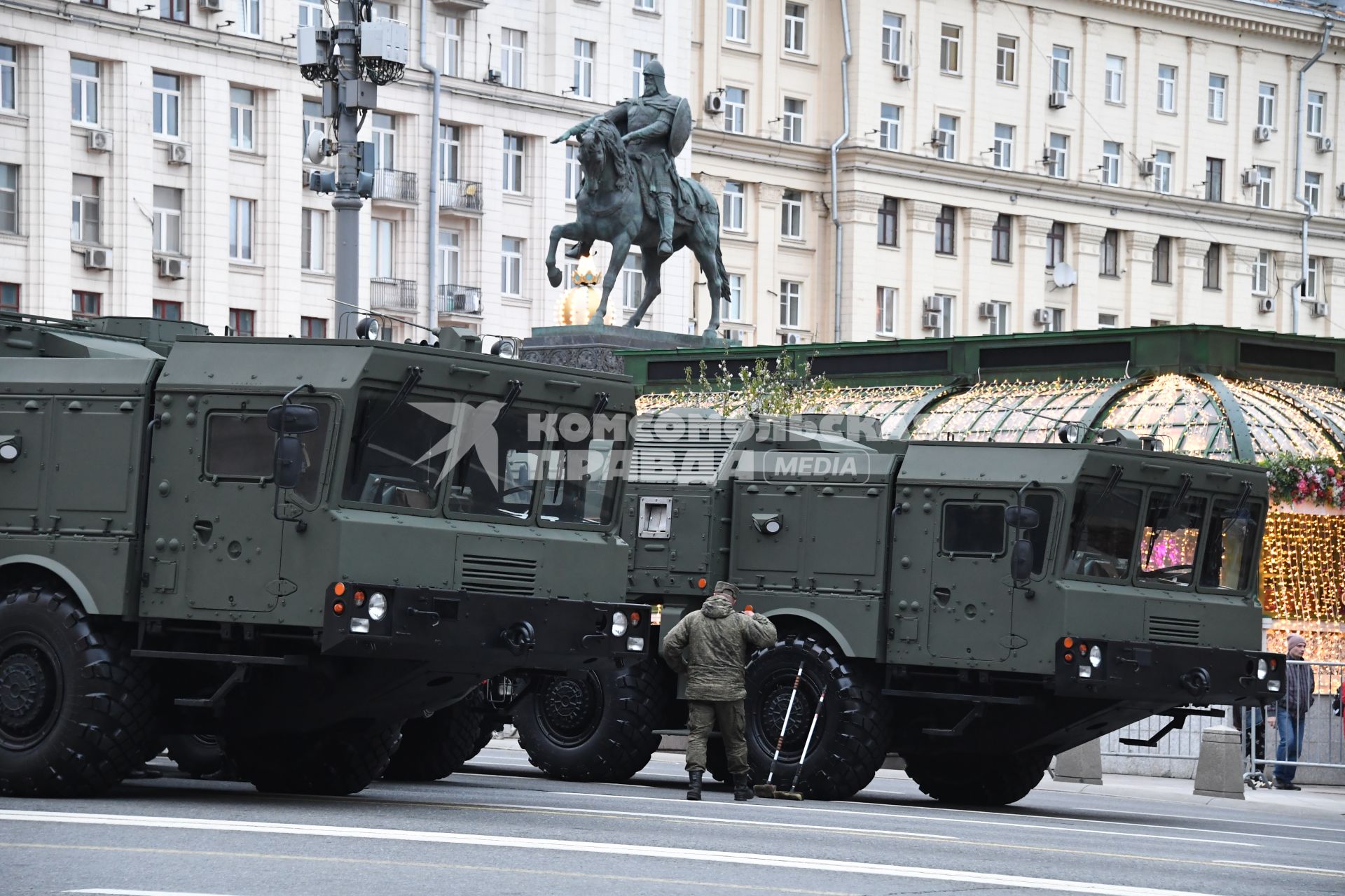 Проезд военной техники перед репетицией парада Победы в Москве