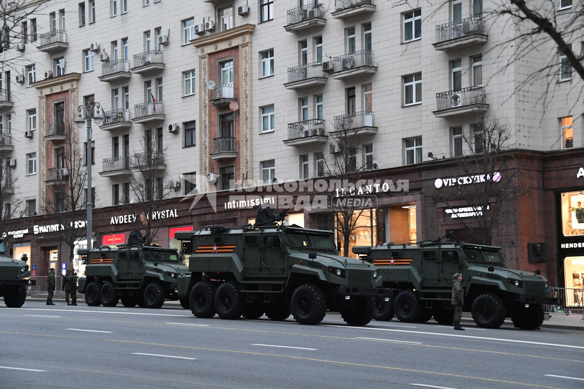 Проезд военной техники перед репетицией парада Победы в Москве