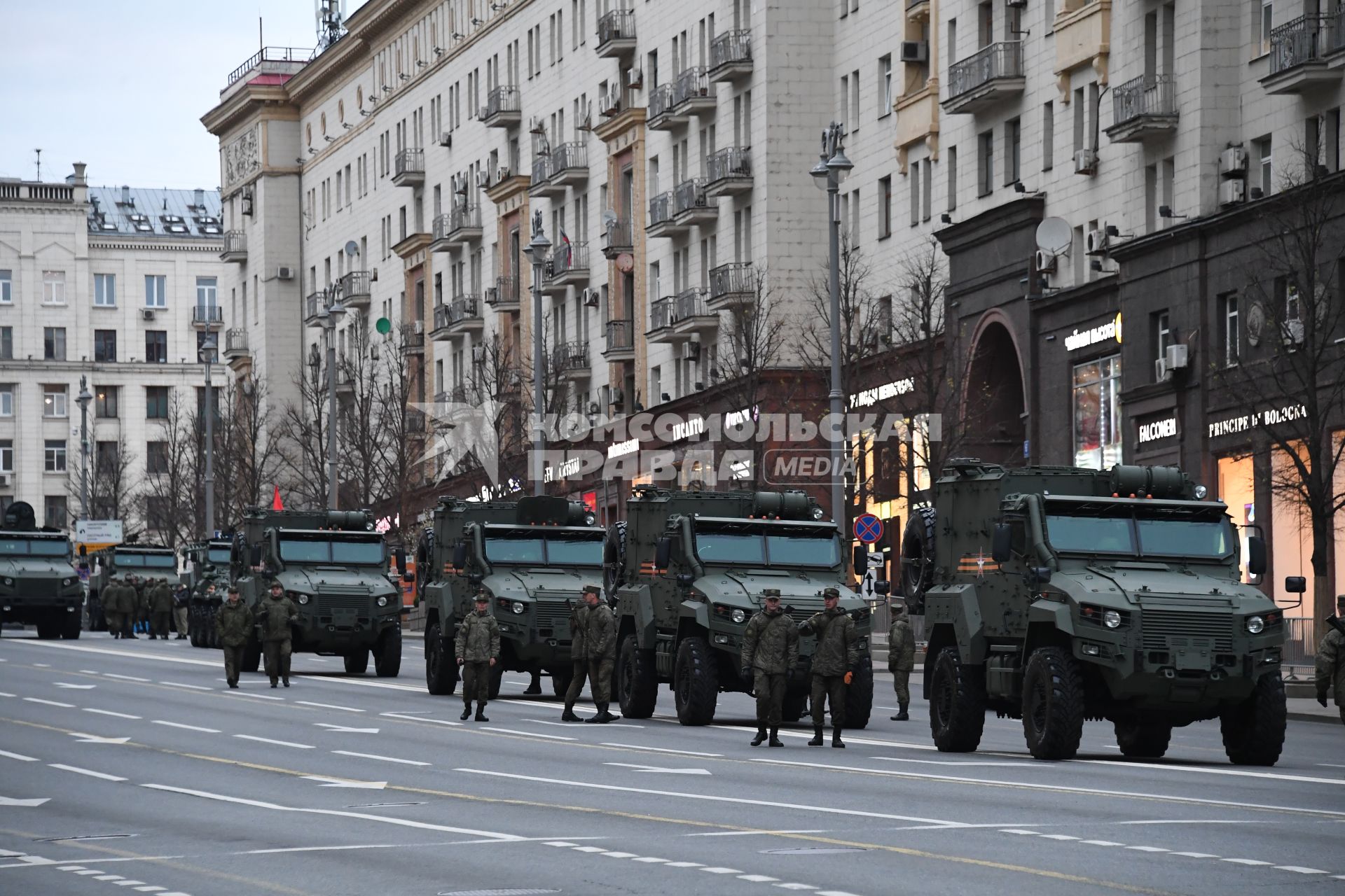 Проезд военной техники перед репетицией парада Победы в Москве