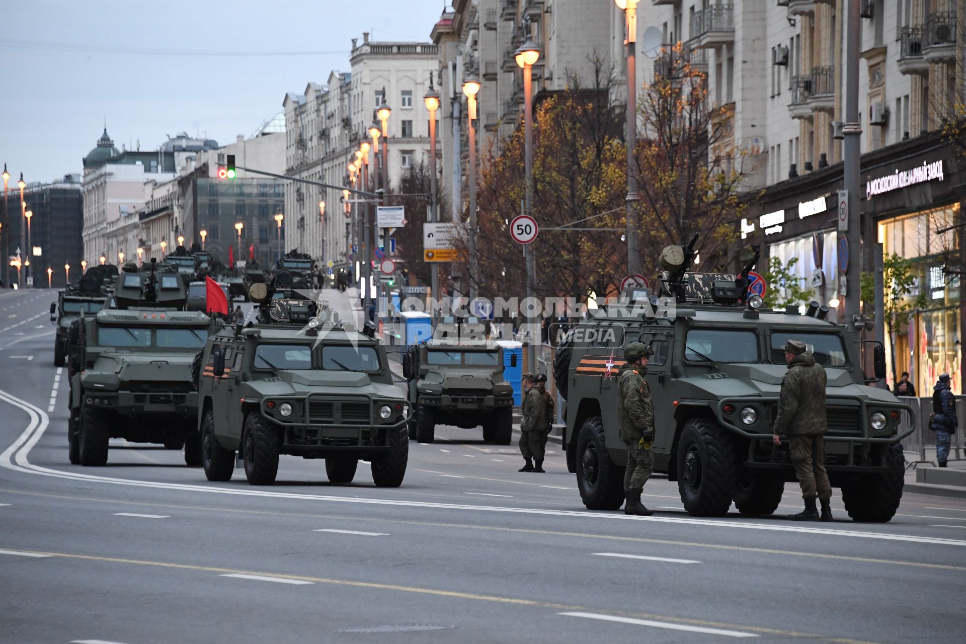 Проезд военной техники перед репетицией парада Победы в Москве