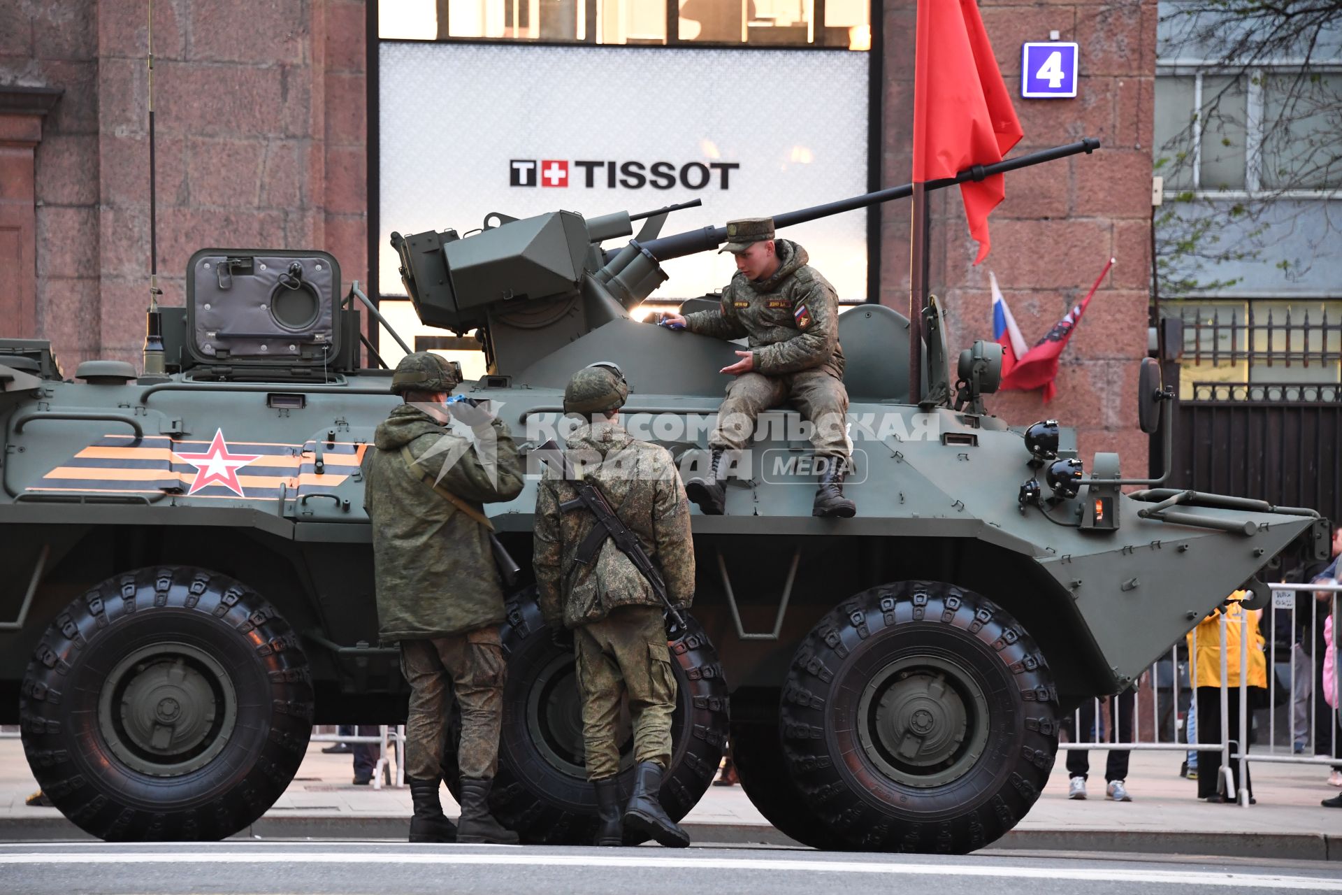 Проезд военной техники перед репетицией парада Победы в Москве